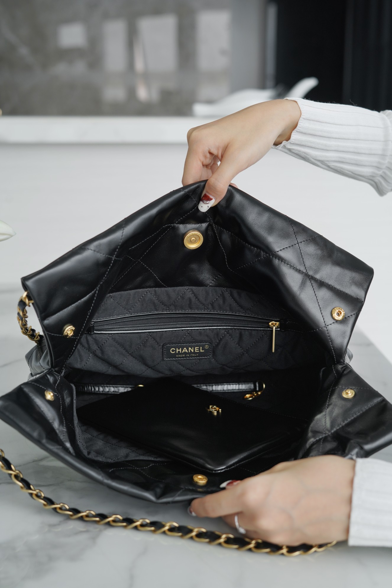 𝗖𝗛𝗔𝗘𝗡𝗟 ✦𝟐𝟐𝗣 spring and summer new 𝟐𝟐 handbag authentic tail leather black gold
