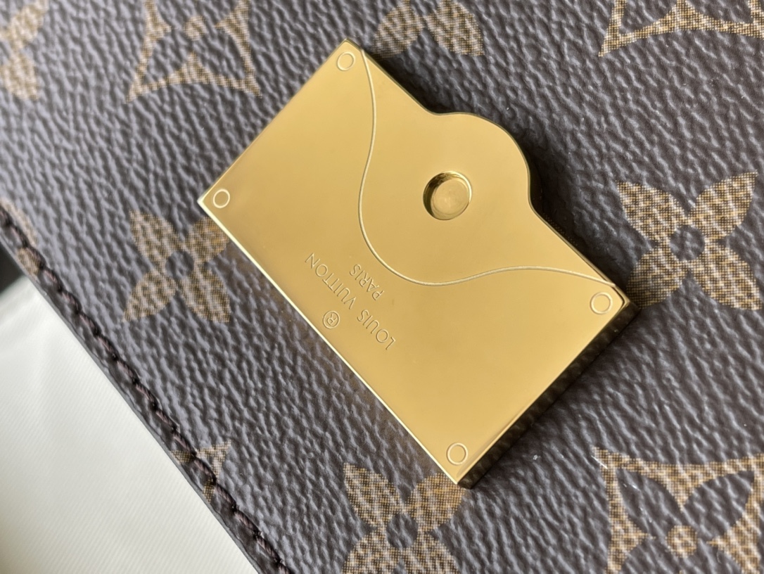 𝐋𝐎𝐔𝐈𝐒 𝐕𝐔𝐈𝐓𝐓𝐎𝐍   M46055