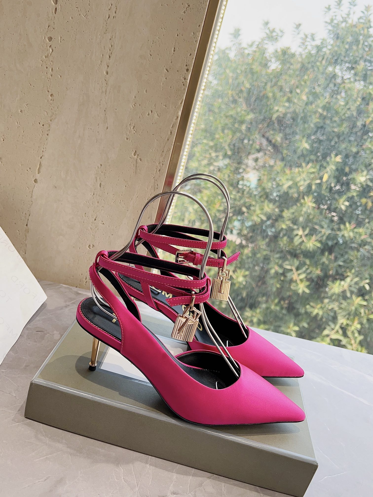 𝐓𝐎𝐌𝐅𝐎𝐑𝐃｜𝟐𝟎𝟐𝟑𝐒𝐒/𝐧𝐞𝐰  Dolce & Ga women's jeweled buckle jacquard raglan heels