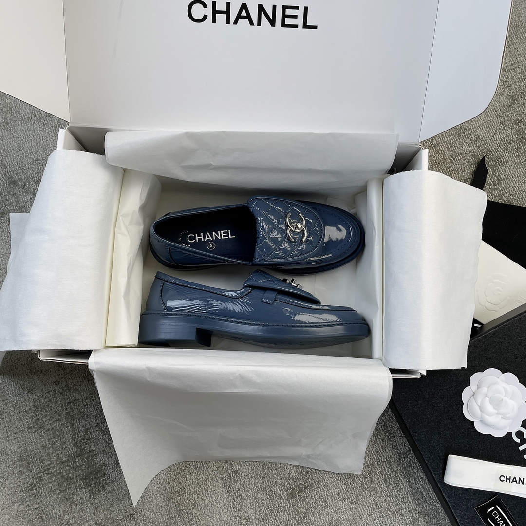CHANEL a little retro with a flip-flop design through the dye leather sole