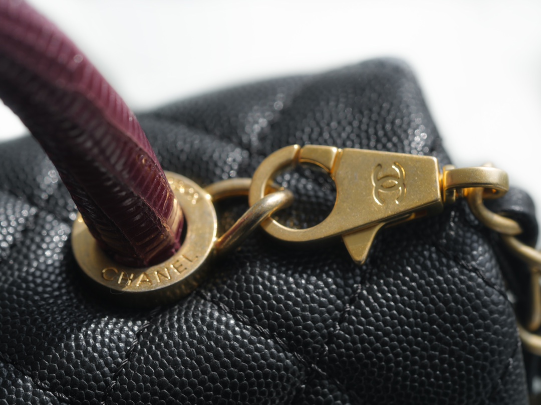 CHANEL 𝐂𝐨𝐂𝐨 𝐇𝐚𝐧𝐝𝐥𝐞 Lizard skin handle Medium Black