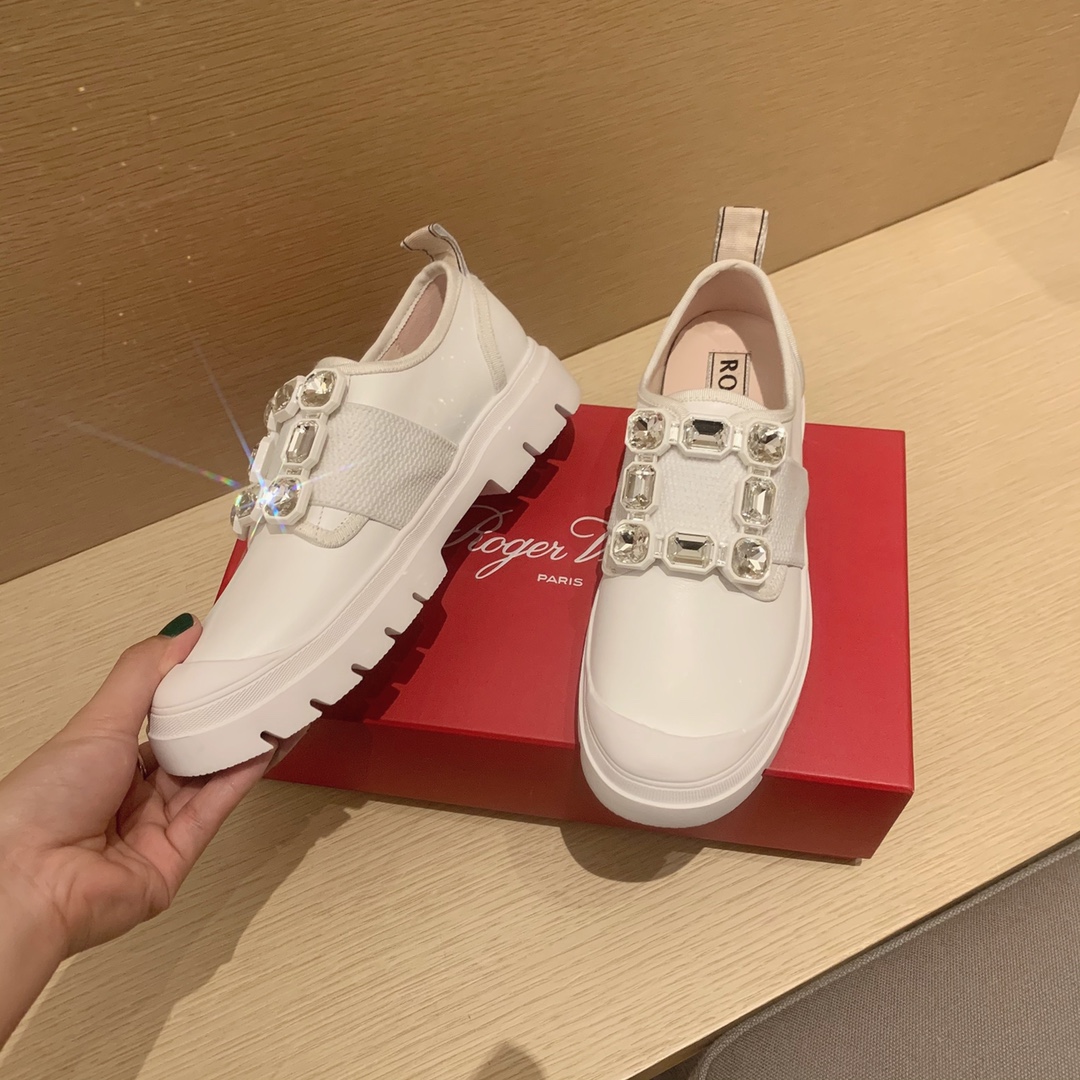 Roger vivier | 𝟐𝟎𝟐𝟏/𝐒𝐒 𝐧𝐞𝐰 2021 spring and summer new, trade positive single RV drill buckle casual shoes
