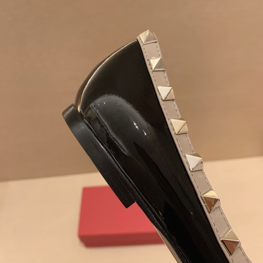 【Valentino】𝟐𝟎𝟐𝟏/𝐒𝐒 𝐧𝐞𝐰 Valentino studded flat shoes top version OEM level exclusive models
