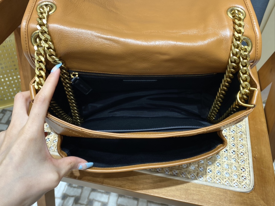 SAINT LAURENT  𝐍𝐢𝐤𝐢 28𝐜𝐦 #633158