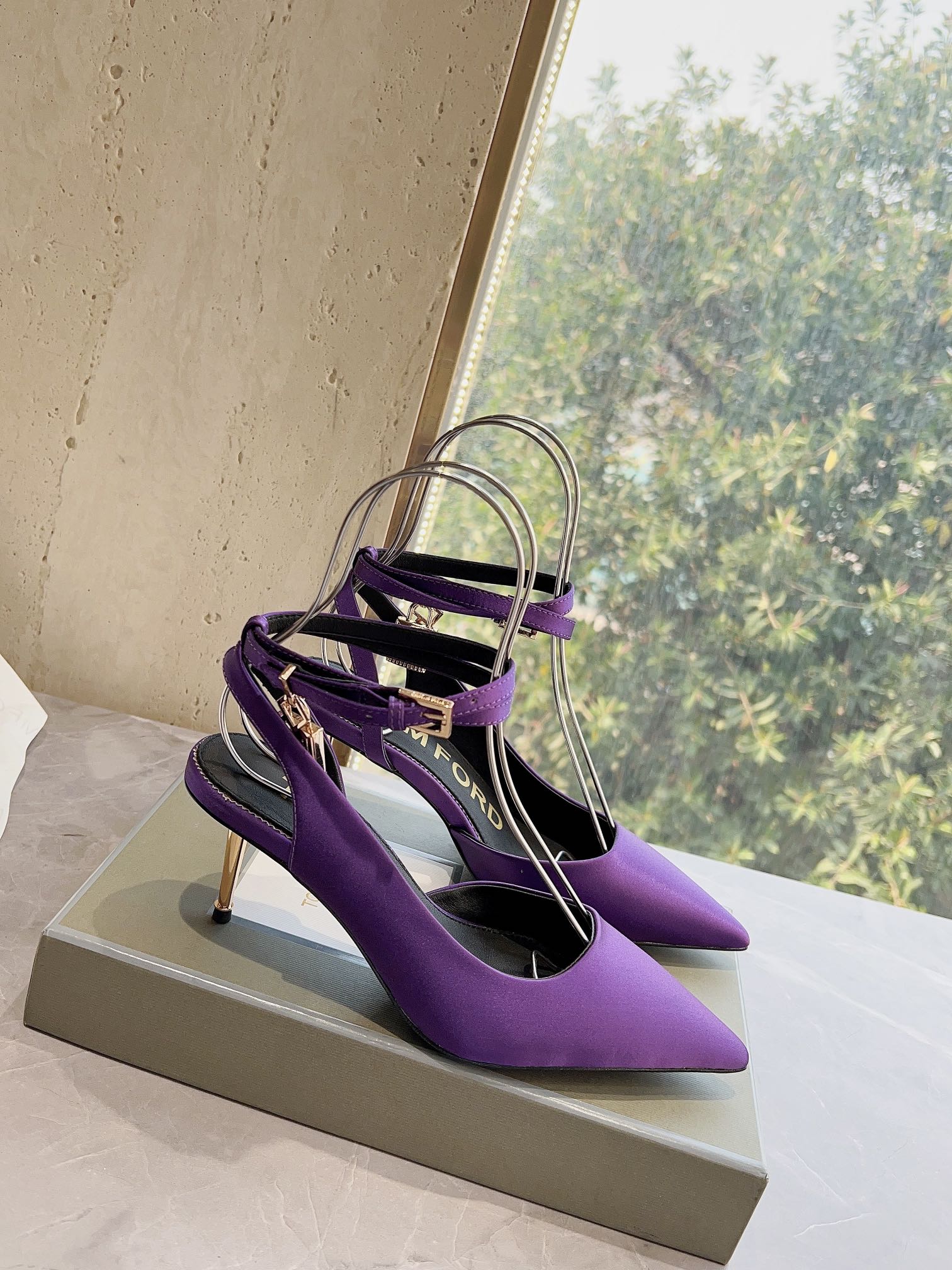 𝐓𝐎𝐌𝐅𝐎𝐑𝐃｜𝟐𝟎𝟐𝟑𝐒𝐒/𝐧𝐞𝐰  Dolce & Ga women's jeweled buckle jacquard raglan heels