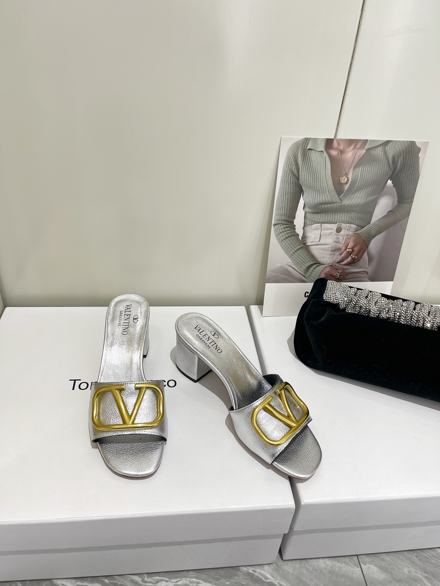 【Valentino】𝟐𝟎𝟐𝟏/𝐒𝐒 𝐧𝐞𝐰  Valentino 2022 / fw spring and summer new women's slippers