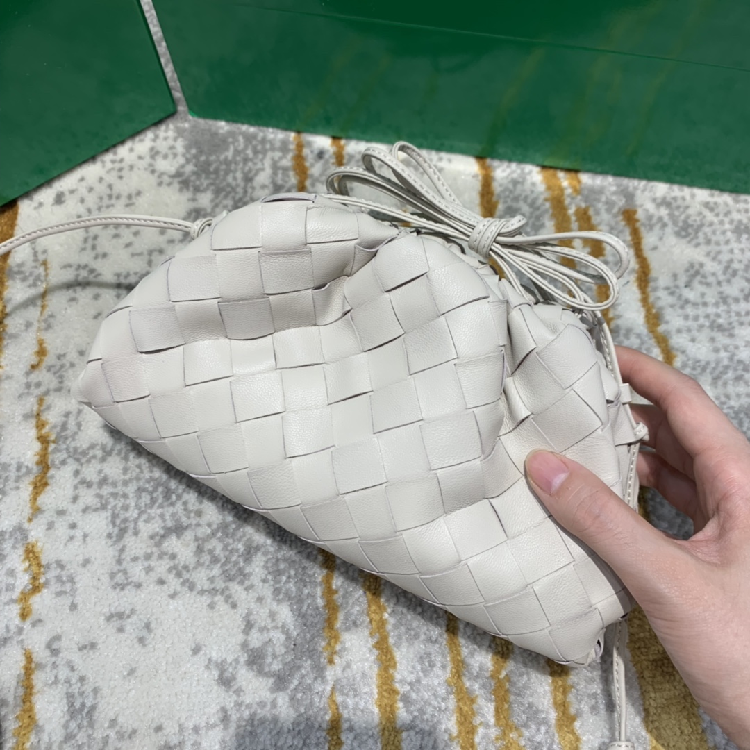 Bottega Veneta  THE MINI POUCH  #585852