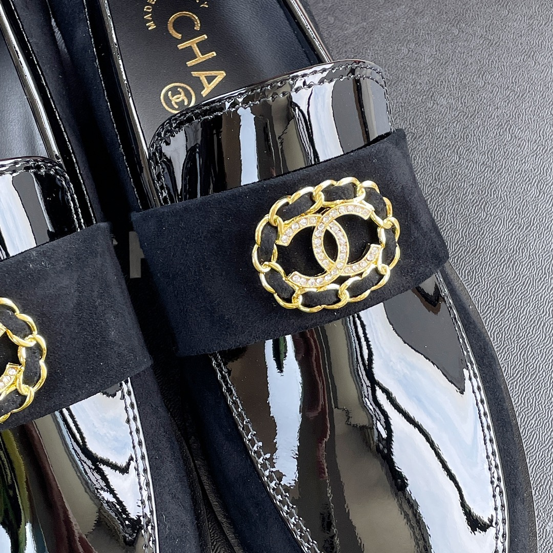 CHANEL Louboutins Simple small single shoes Lace-shaped round Logo leather outsole