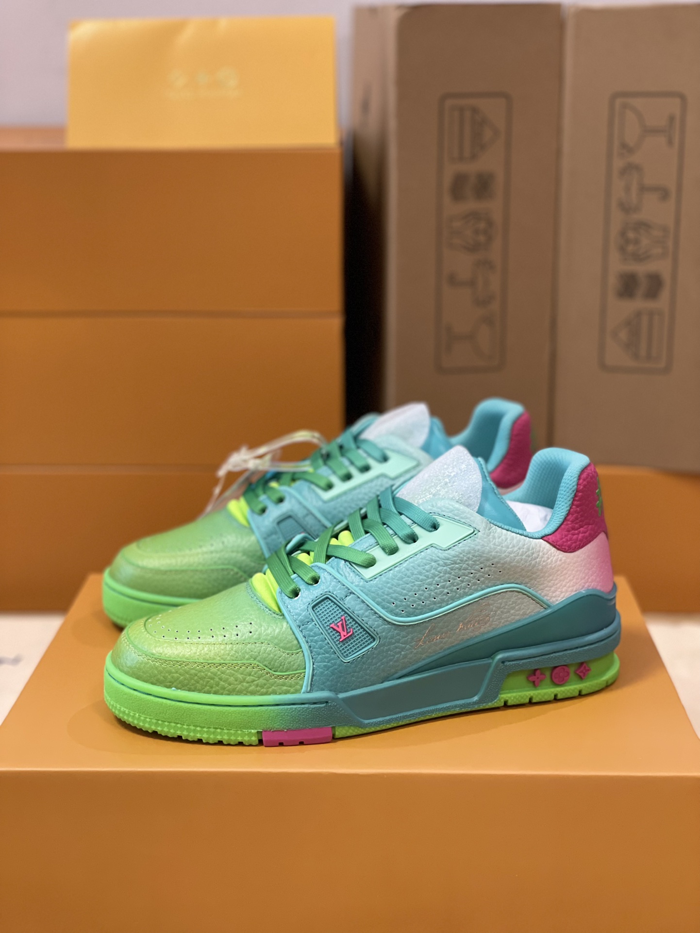 Louis Vuitton couple models LVTRAINER sneakers model number MS0119