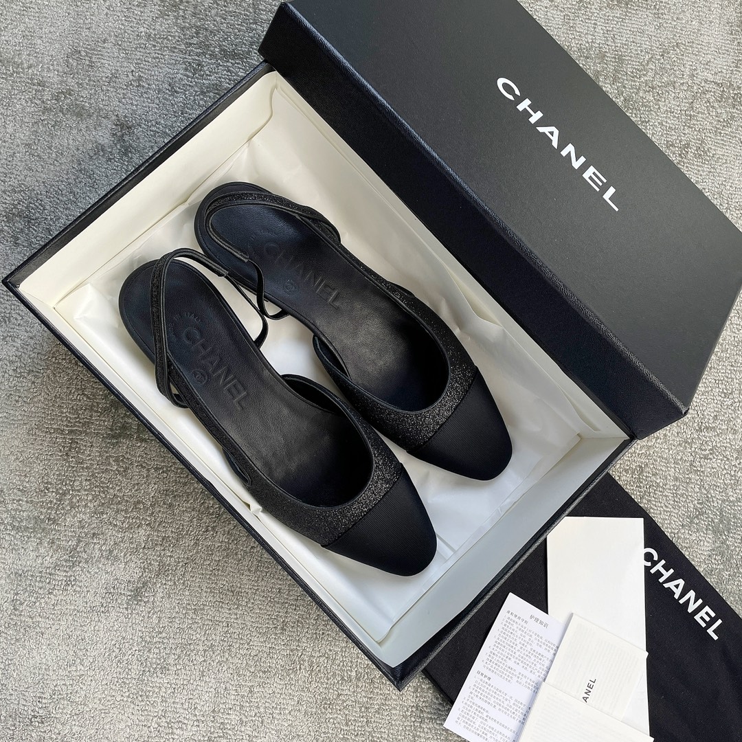 CHANEL especially popular color blocking single shoes continue the classic Chanel characteristics