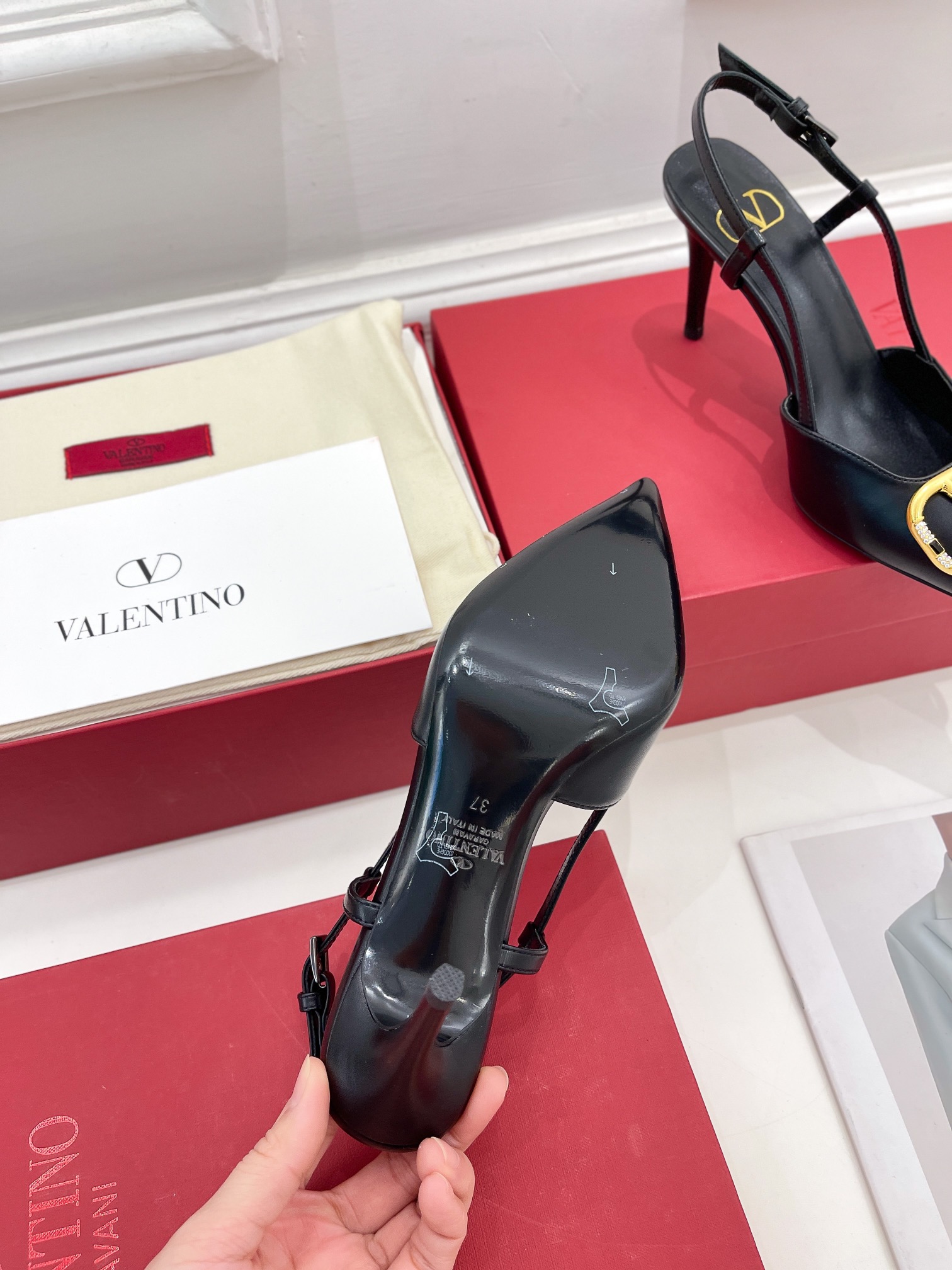 【Valentino】𝟐𝟎𝟐𝟏/𝐒𝐒 𝐧𝐞𝐰 Valentino 2022 spring and summer new large V diamond buckle high heels on the new