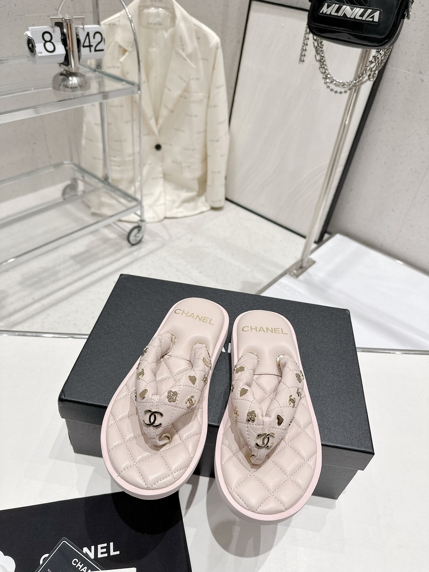 CHANEL summer new bread flip-flops clip toe flip-flops beach sandals