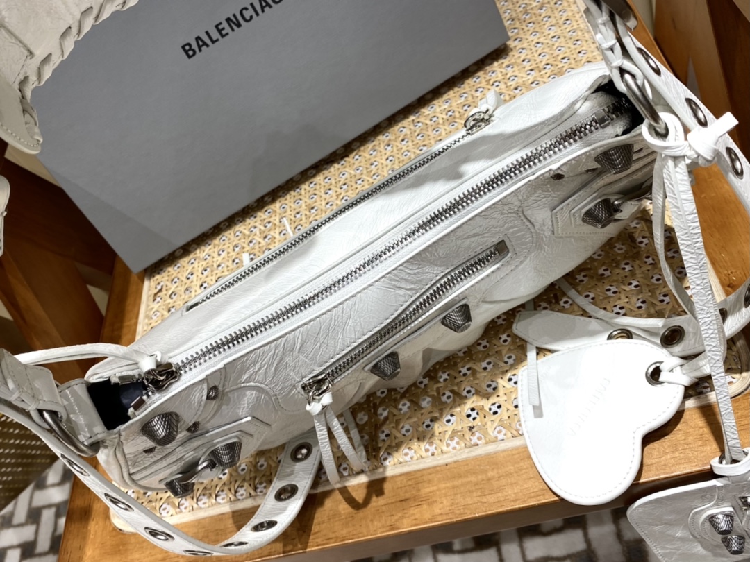 BALENCIAGA 𝐋𝐞 𝐂𝐚𝐠𝐨𝐥𝐞 Moon Bag