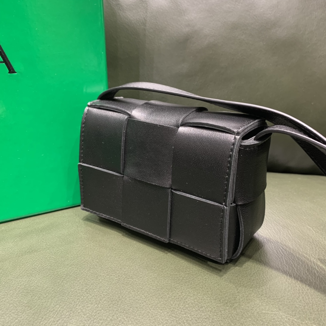 Bottega Veneta  MINI CASSETTE #666688