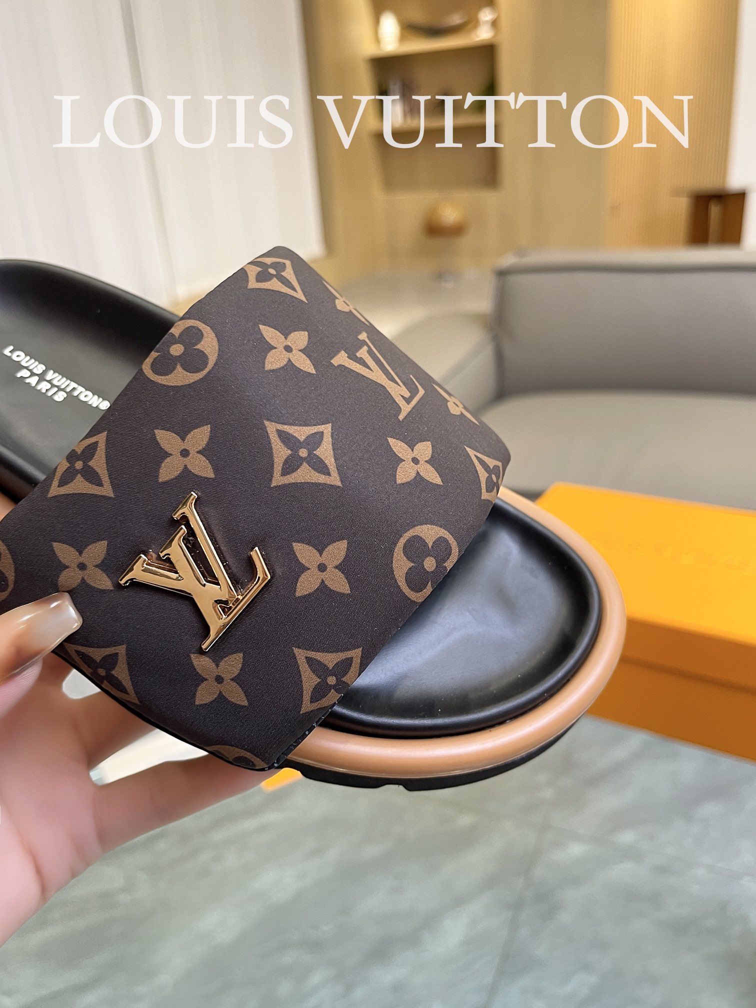 Louis Vuitton 2023 couple models embossed print