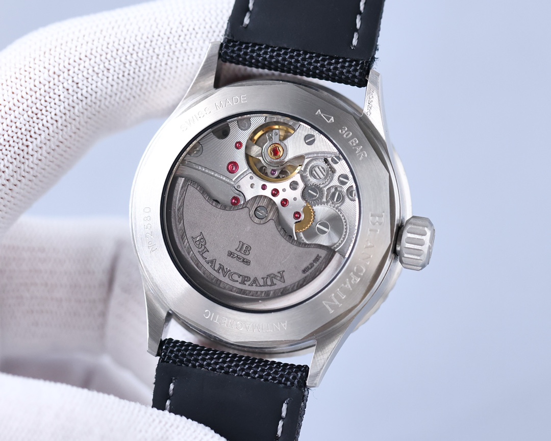 Blancpain - This functional watch comes from the classic Blancpain collection