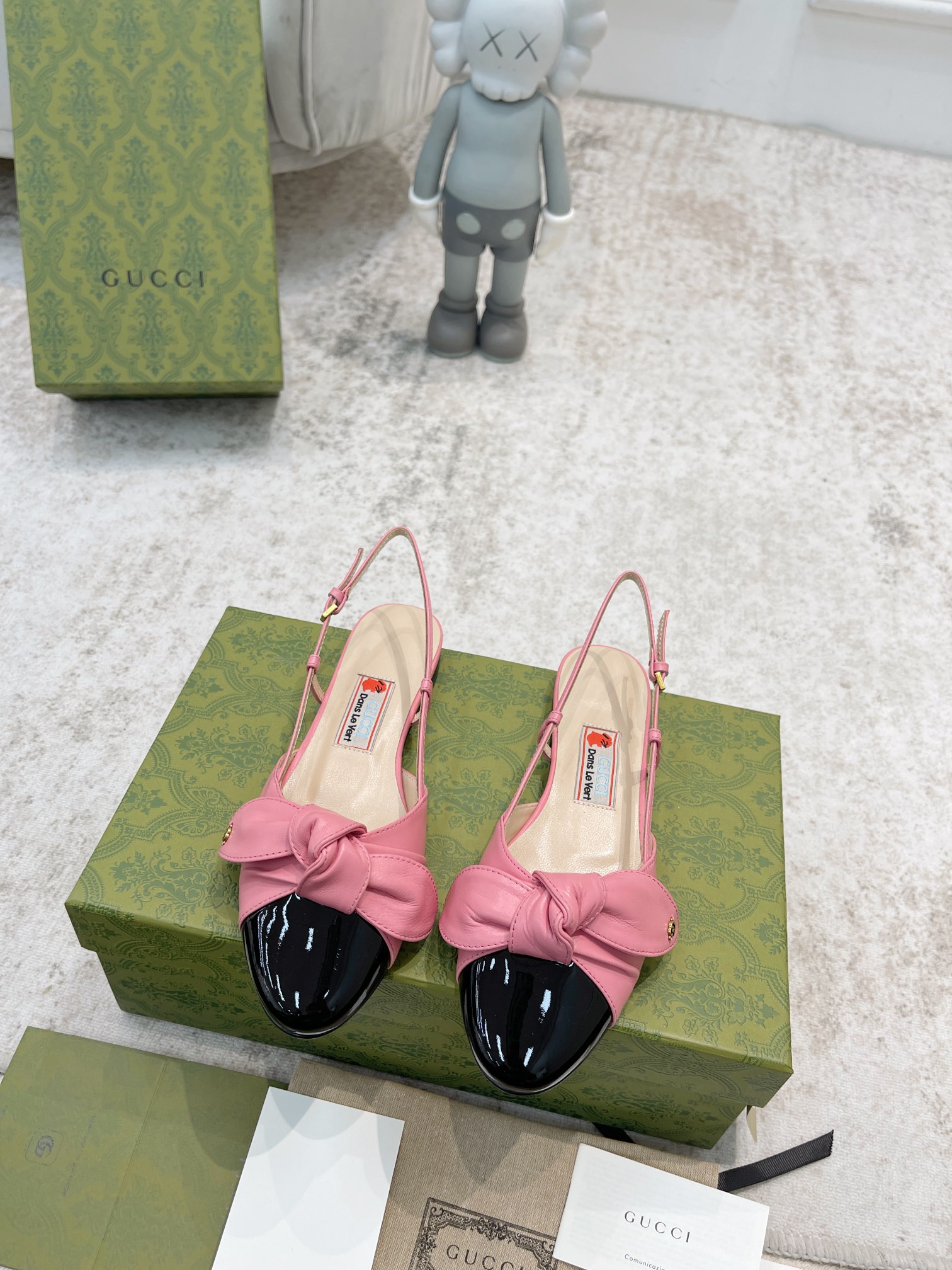 Gucci new buckle bow sandals