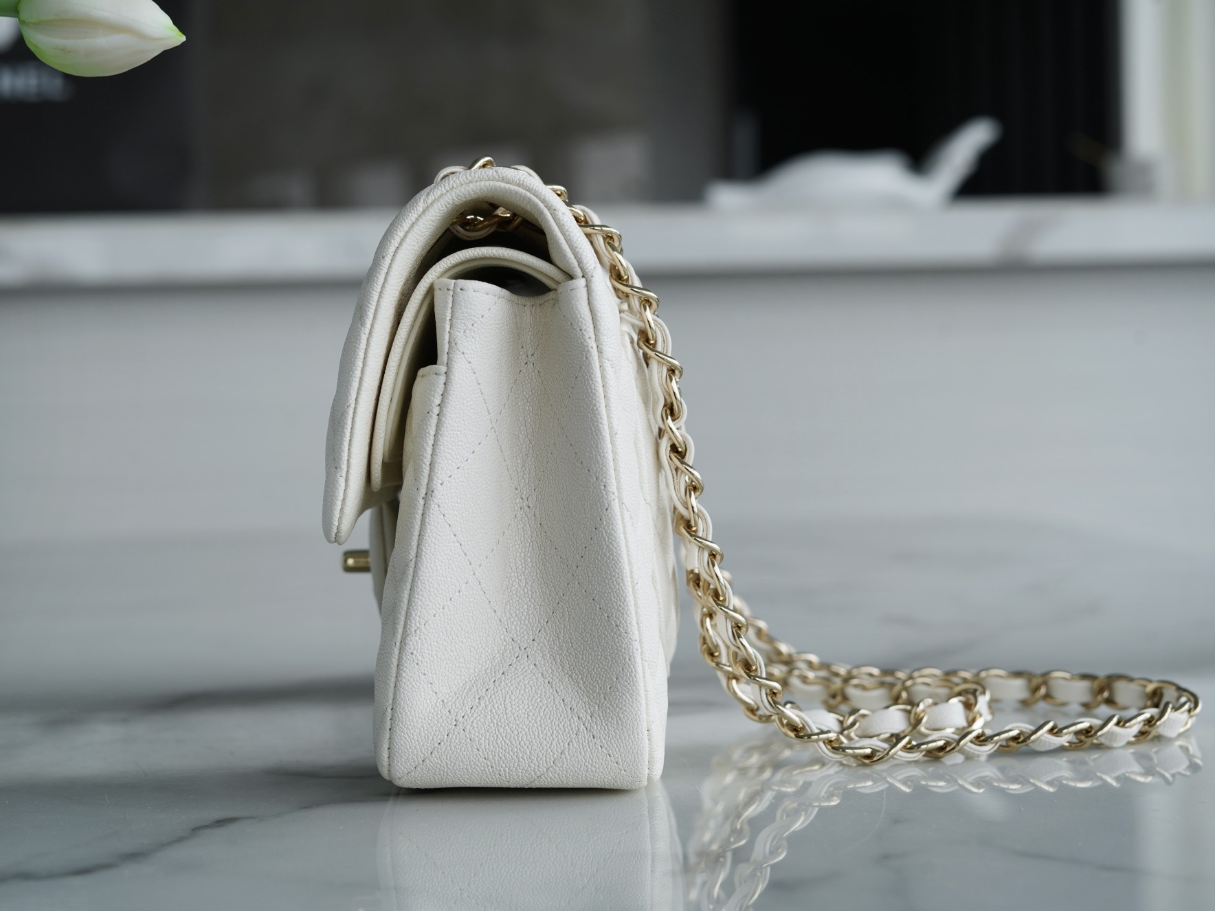 𝐂𝐇𝐀𝐍𝐄𝐋 Classic Flap washed cowhide is made from the most delicate newborn calves washed fetal calf small milkshake white🍦