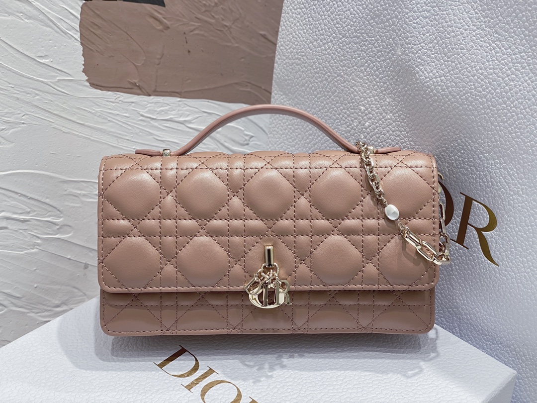 lady Dior ❤ Pearl Clutch Bag
