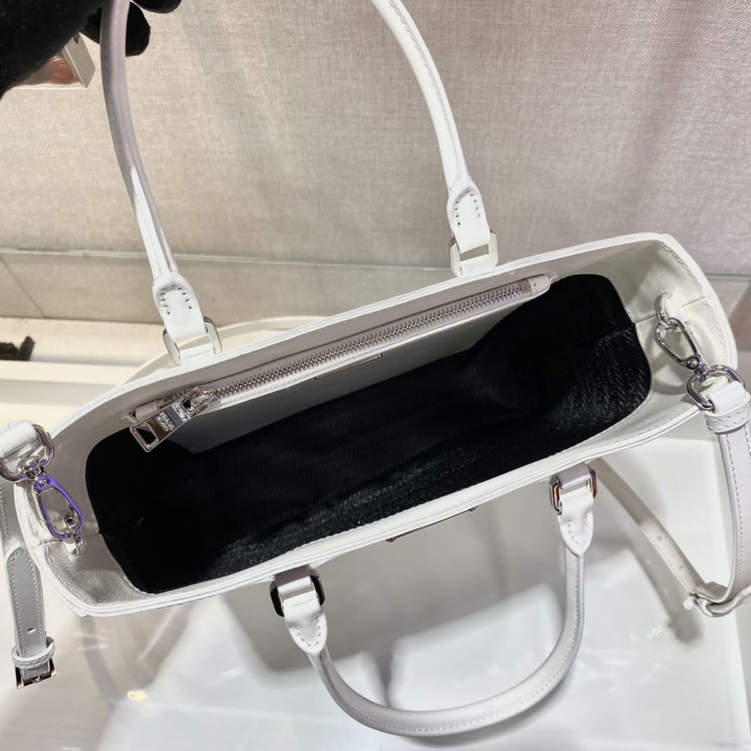 𝐏𝐑𝐀𝐃𝐀 Large Toilet Bag 1BA330