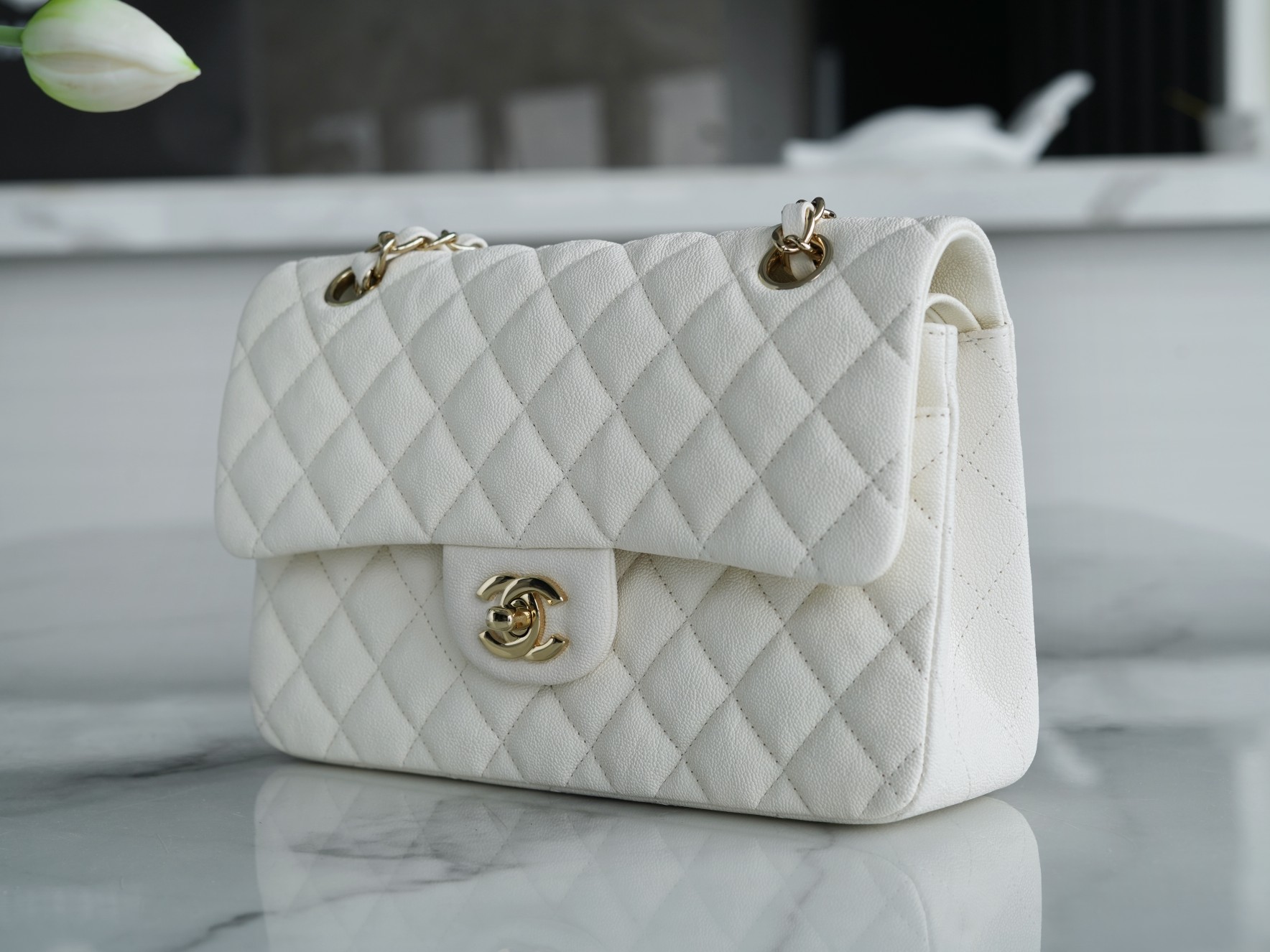 𝐂𝐇𝐀𝐍𝐄𝐋 Classic Flap washed cowhide is made from the most delicate newborn calves washed fetal calf small milkshake white🍦