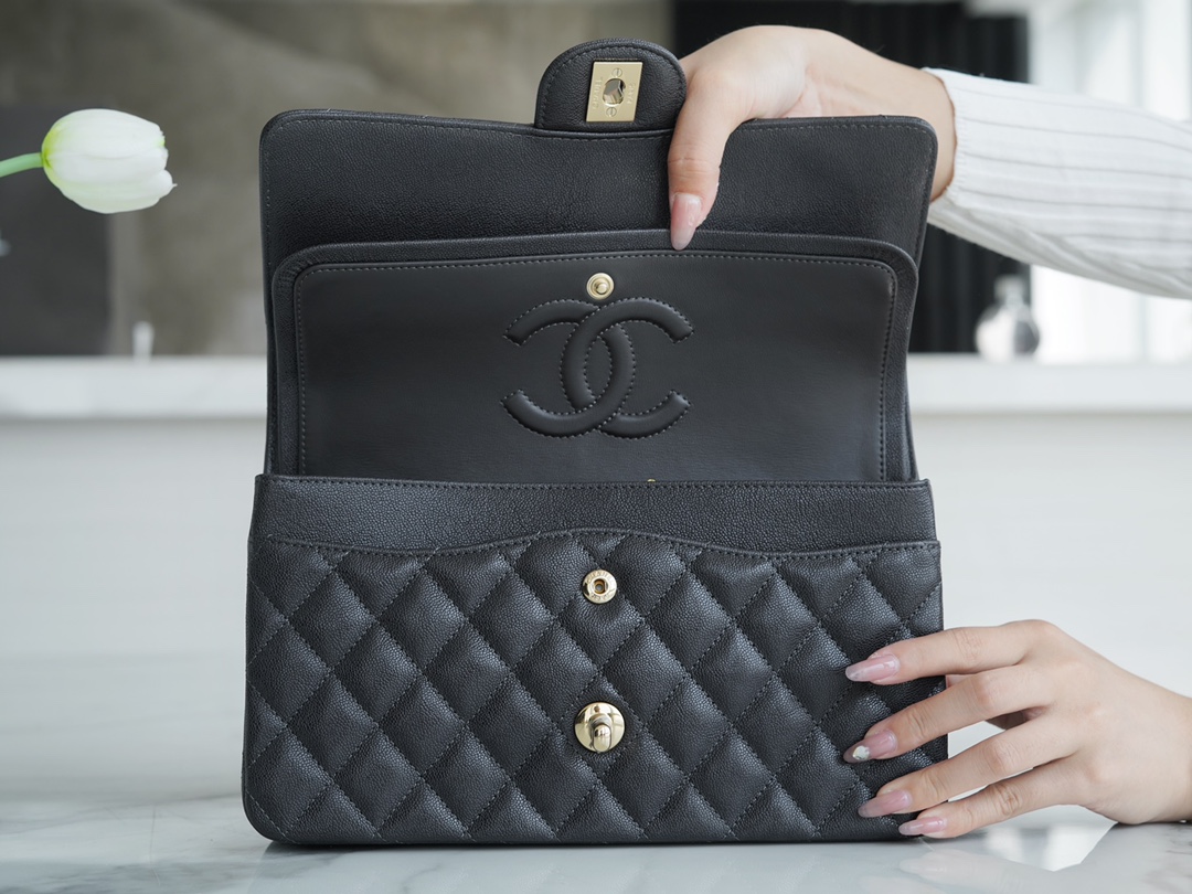 𝐂𝐇𝐀𝐍𝐄𝐋 Classic Flap washed cowhide is made from the most delicate newborn calves Washed fetal cow Medium 🤎 Coffee