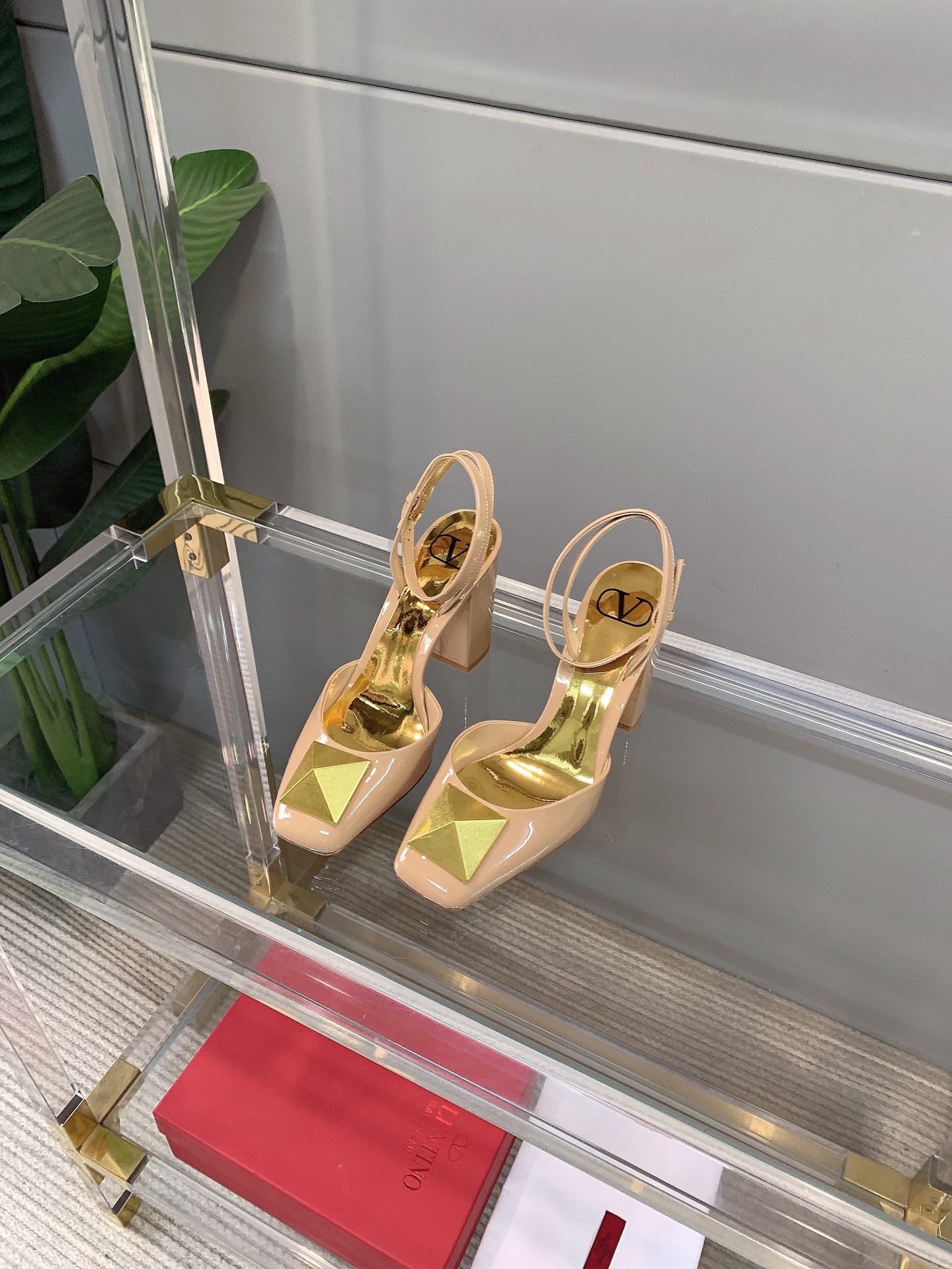 【Valentino】𝟐𝟎𝟐𝟏/𝐒𝐒 𝐧𝐞𝐰 VALENTINO 2022ss spring-summer new big studded high heelss still the classic studded collection