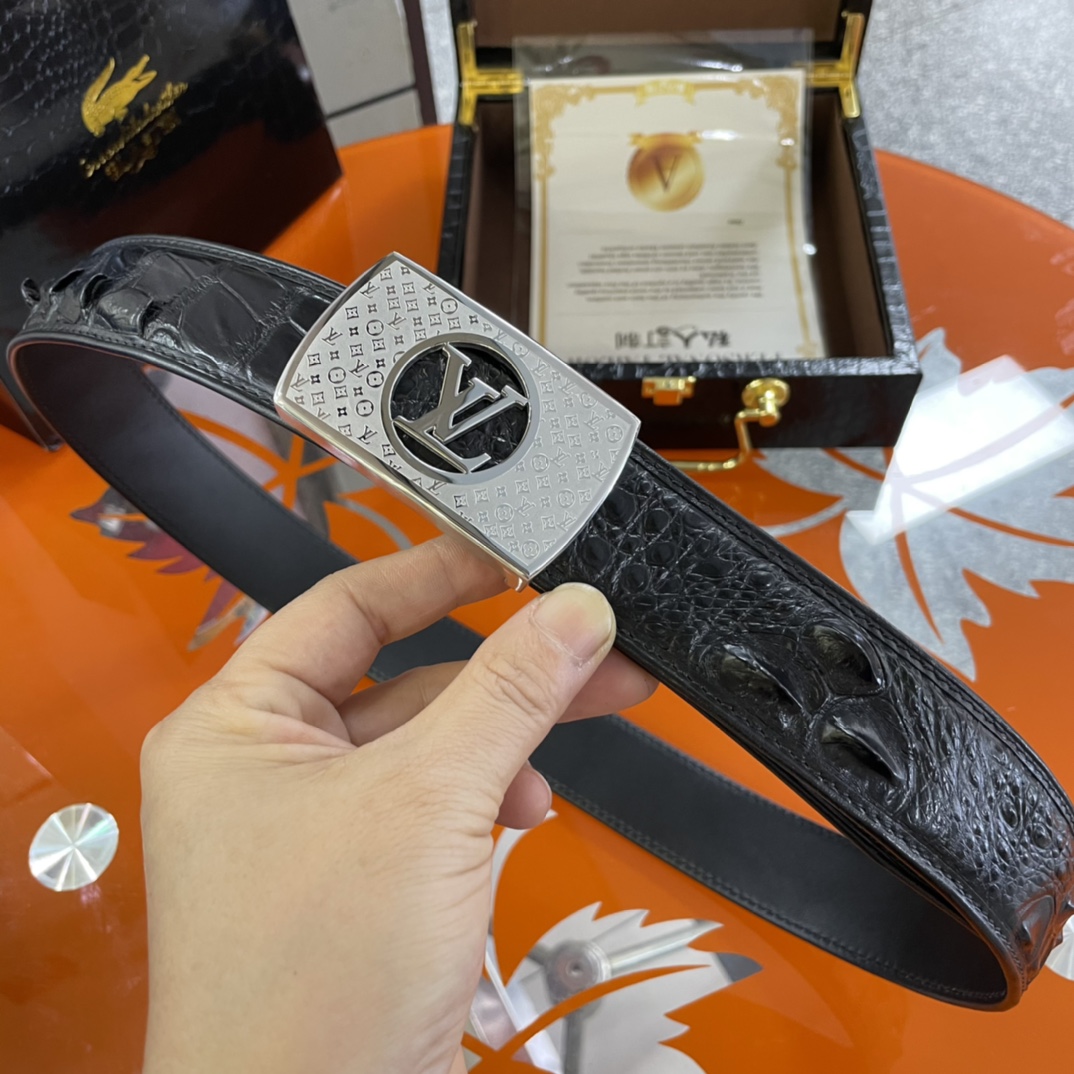 LOUIS VUITTO uses real crocodile 🐊🐊 skin and bone back skin for the body. There is no splicing at the tail