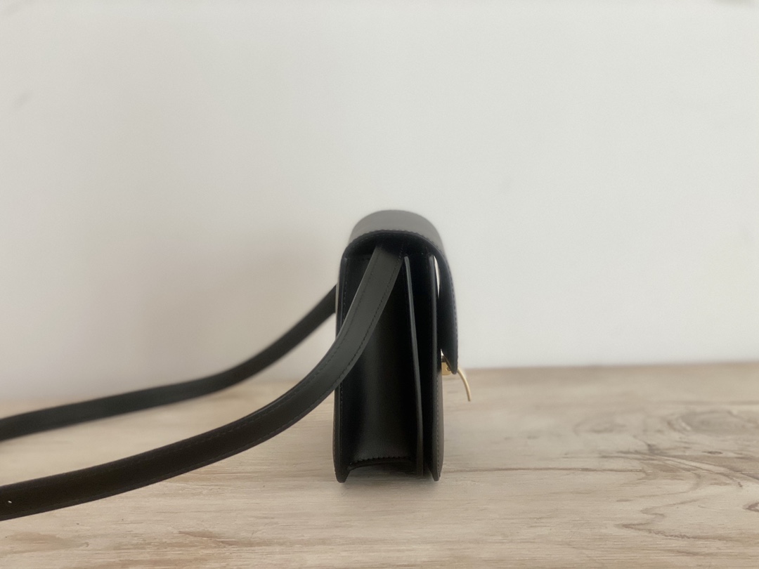 𝐂𝐞𝐥𝐢𝐧𝐞 Box Teen bag in polished calfskin