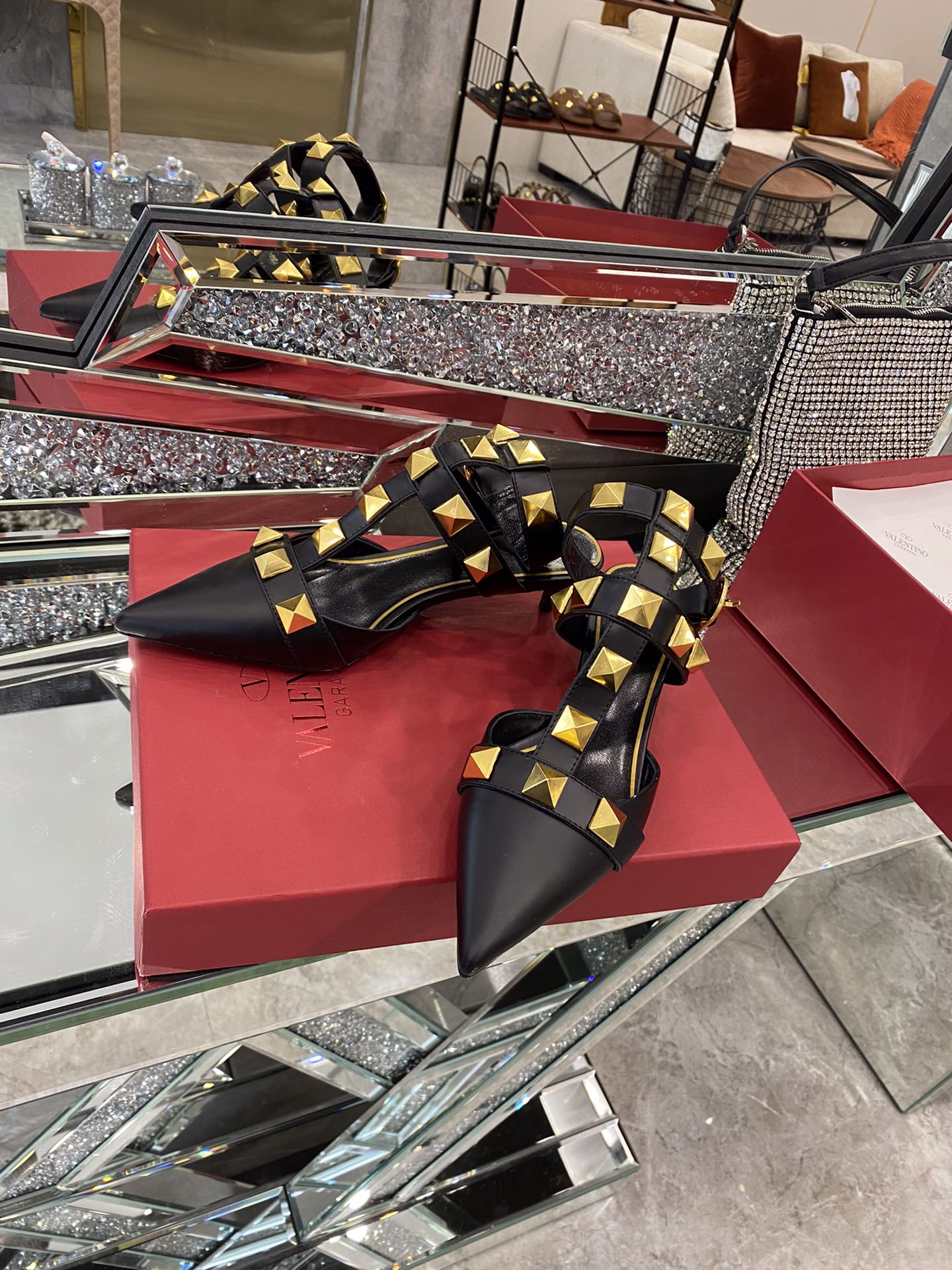 【Valentino】𝟐𝟎𝟐𝟏/𝐒𝐒 𝐧𝐞𝐰 Valentino studded sandals counter the latest series of very bright show series launched