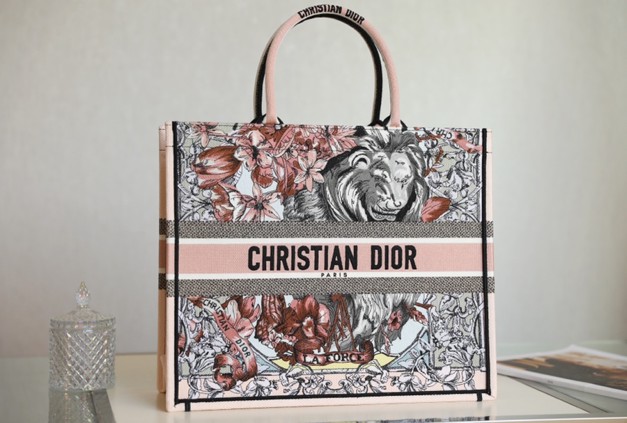 DIOR TOTE Fu Manhua