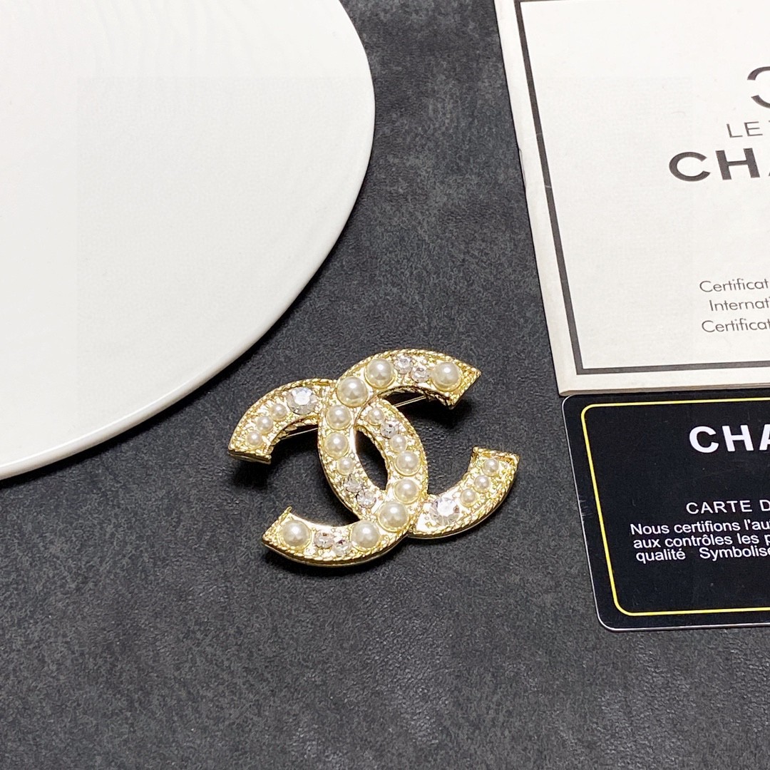 CHANEL🇫🇷Chanel diamond and pearl with Chanel brooch