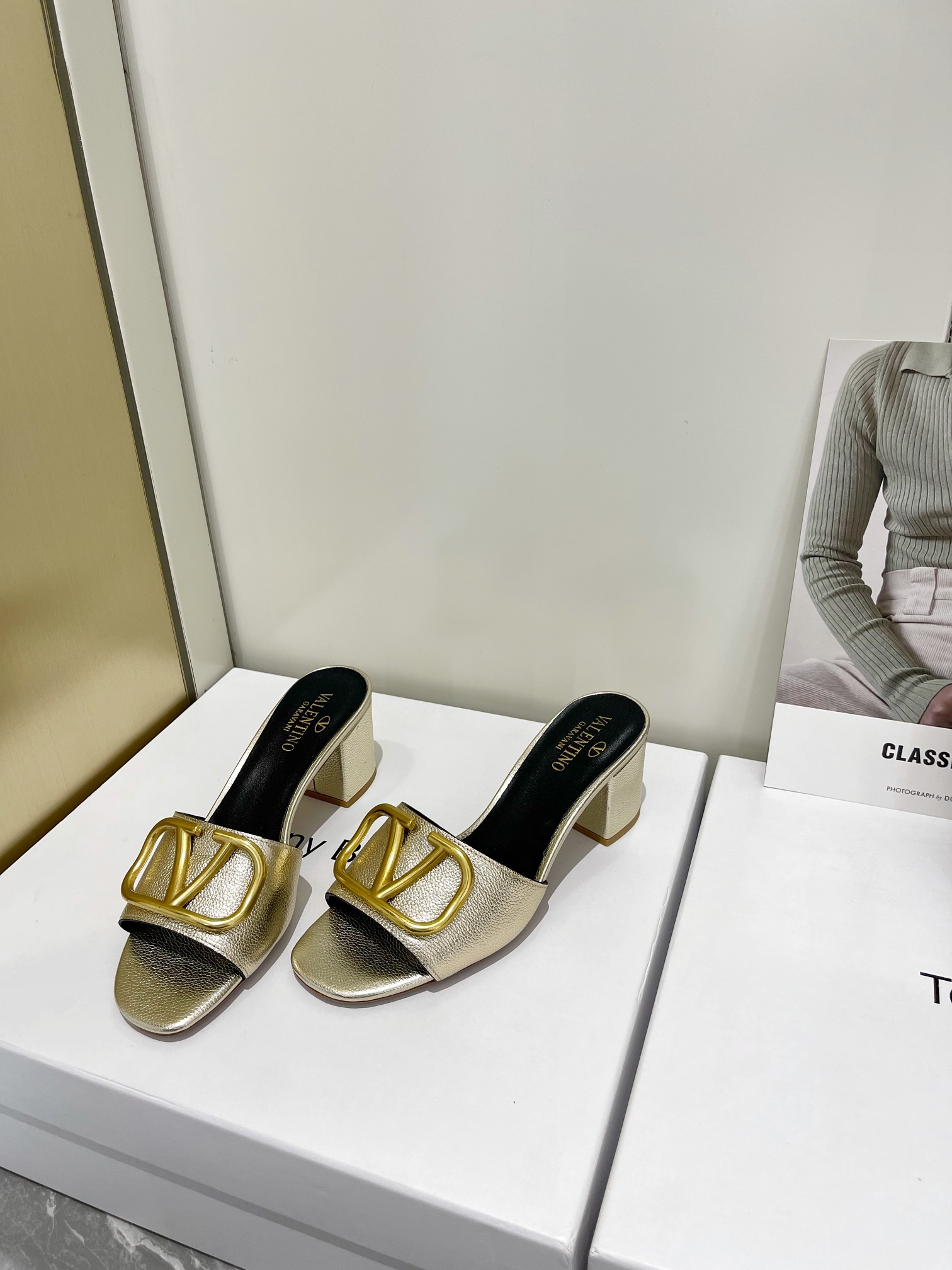 【Valentino】𝟐𝟎𝟐𝟏/𝐒𝐒 𝐧𝐞𝐰  Valentino 2022 / fw spring and summer new women's slippers
