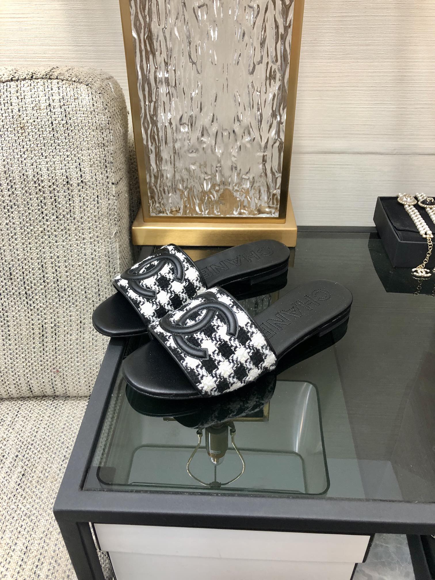 CHANEL 2023 spring and summer latest electric embroidery honey slippers Imported leather outsole