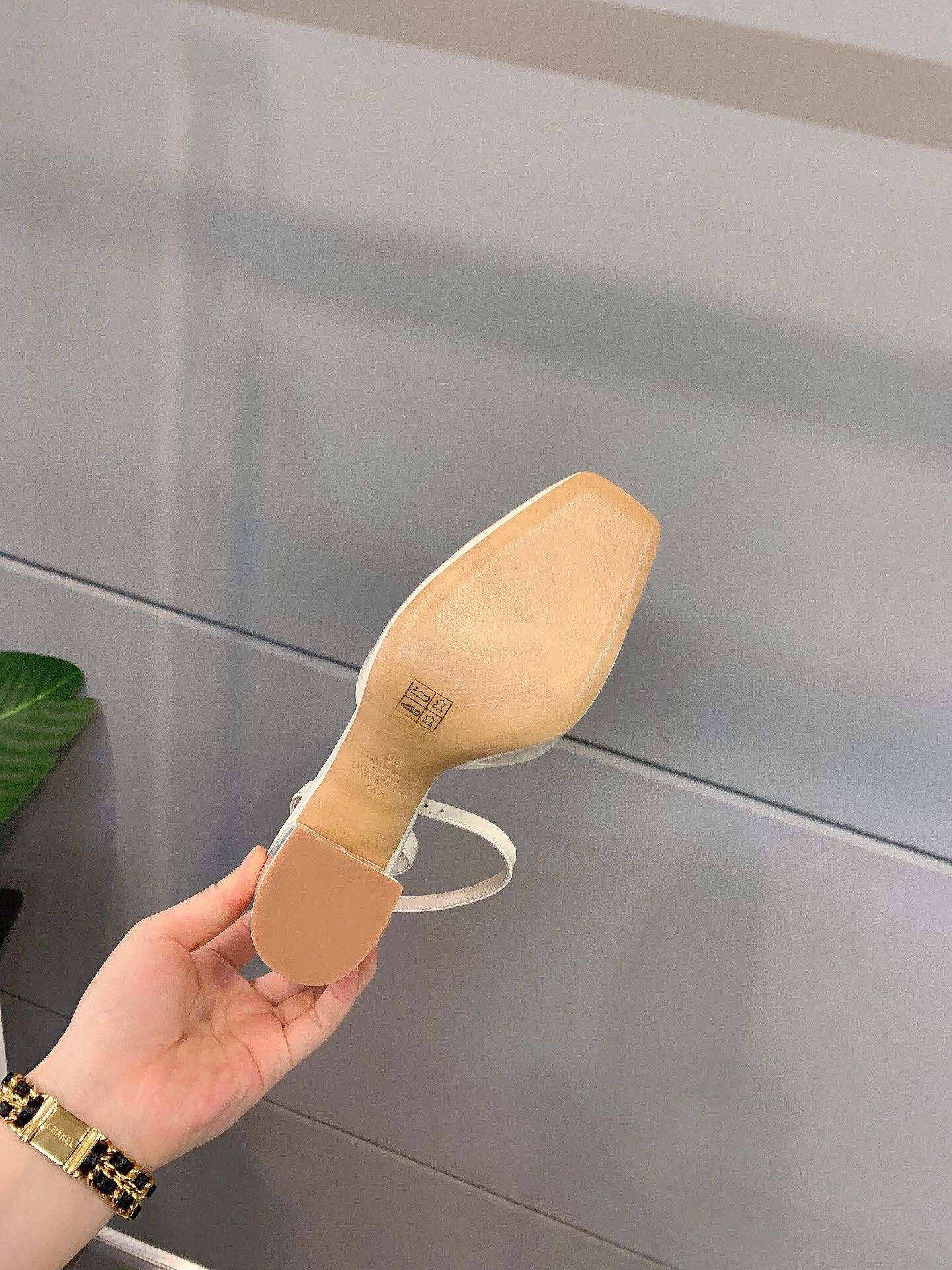 【Valentino】𝟐𝟎𝟐𝟏/𝐒𝐒 𝐧𝐞𝐰 VALENTINO 2022ss spring-summer new big studded high heelss still the classic studded collection