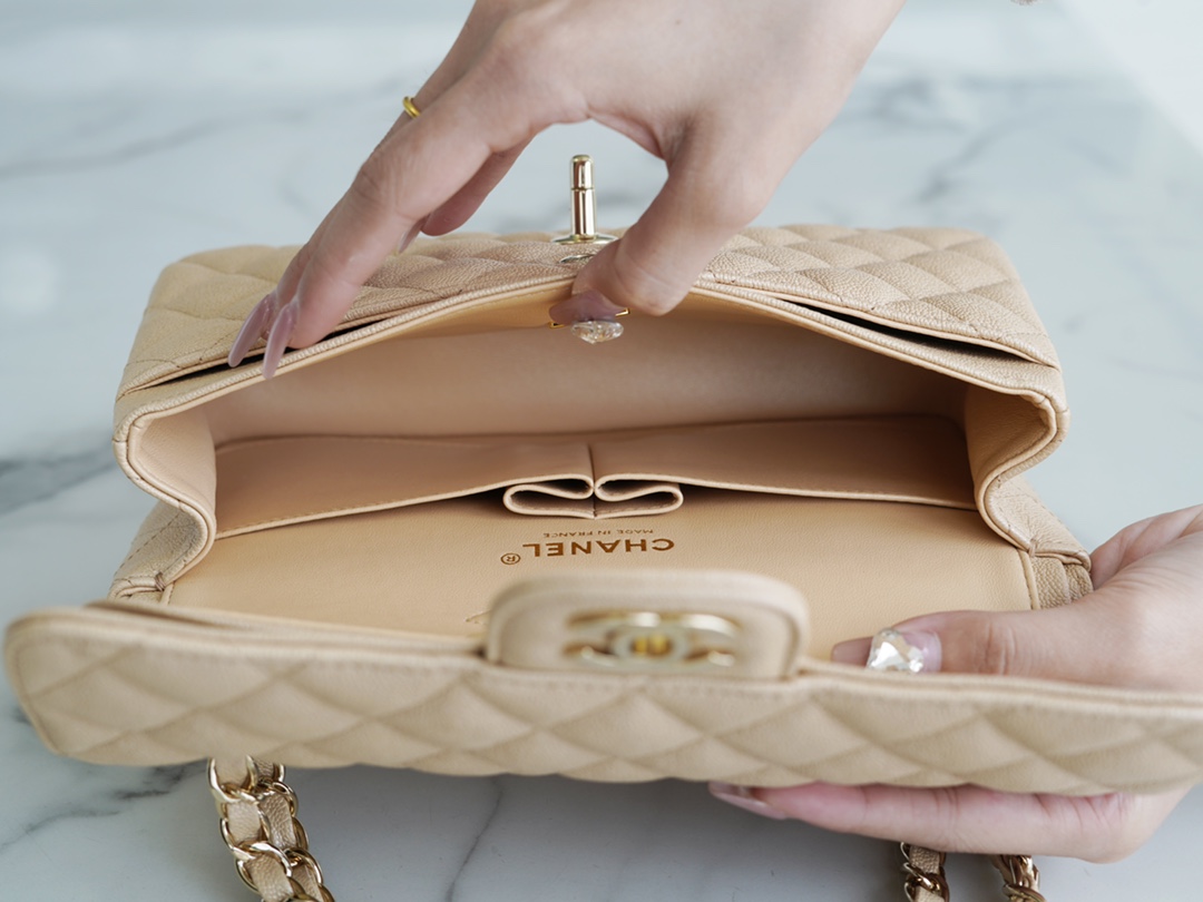 𝐂𝐇𝐀𝐍𝐄𝐋 Classic Flap washed cowhide is made from the most delicate newborn calf Washed fetal cow Small Champagne apricot 🥂