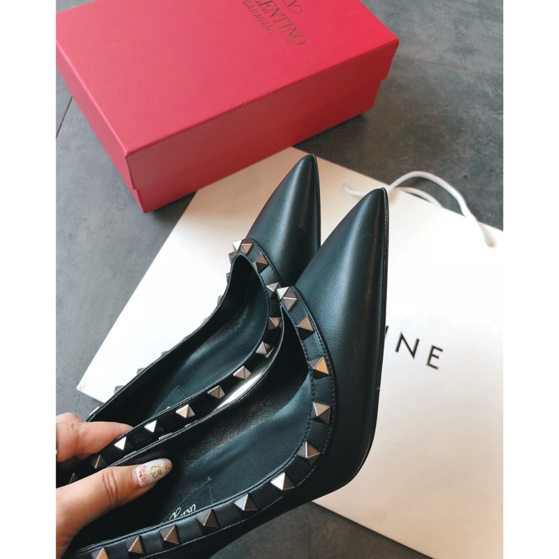 Valentino recommends this studded shoes once launched, the fashion It Girl starry-eyed pursuit