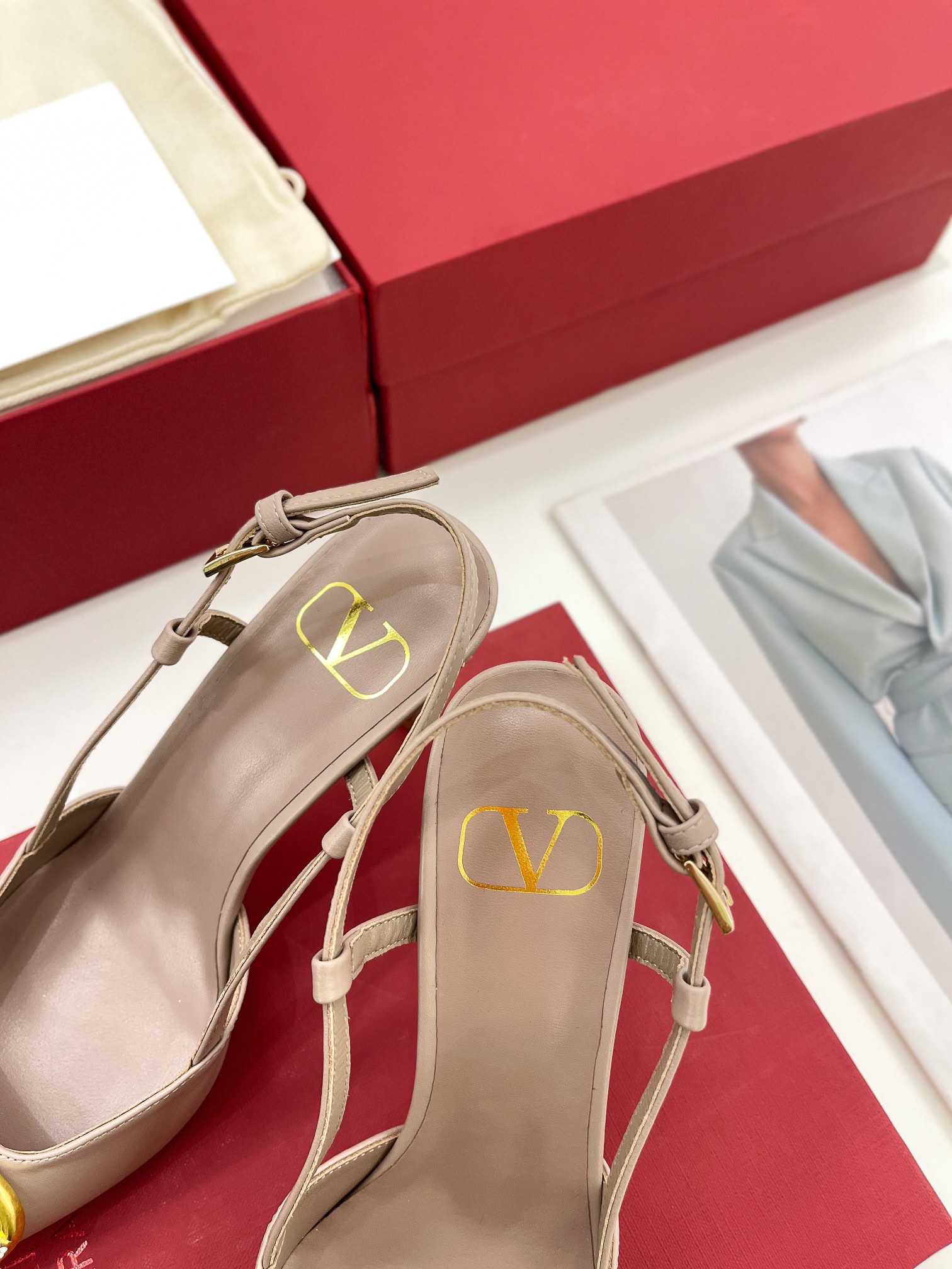 【Valentino】𝟐𝟎𝟐𝟏/𝐒𝐒 𝐧𝐞𝐰 Valentino 2022 spring and summer new large V diamond buckle high heels on the new