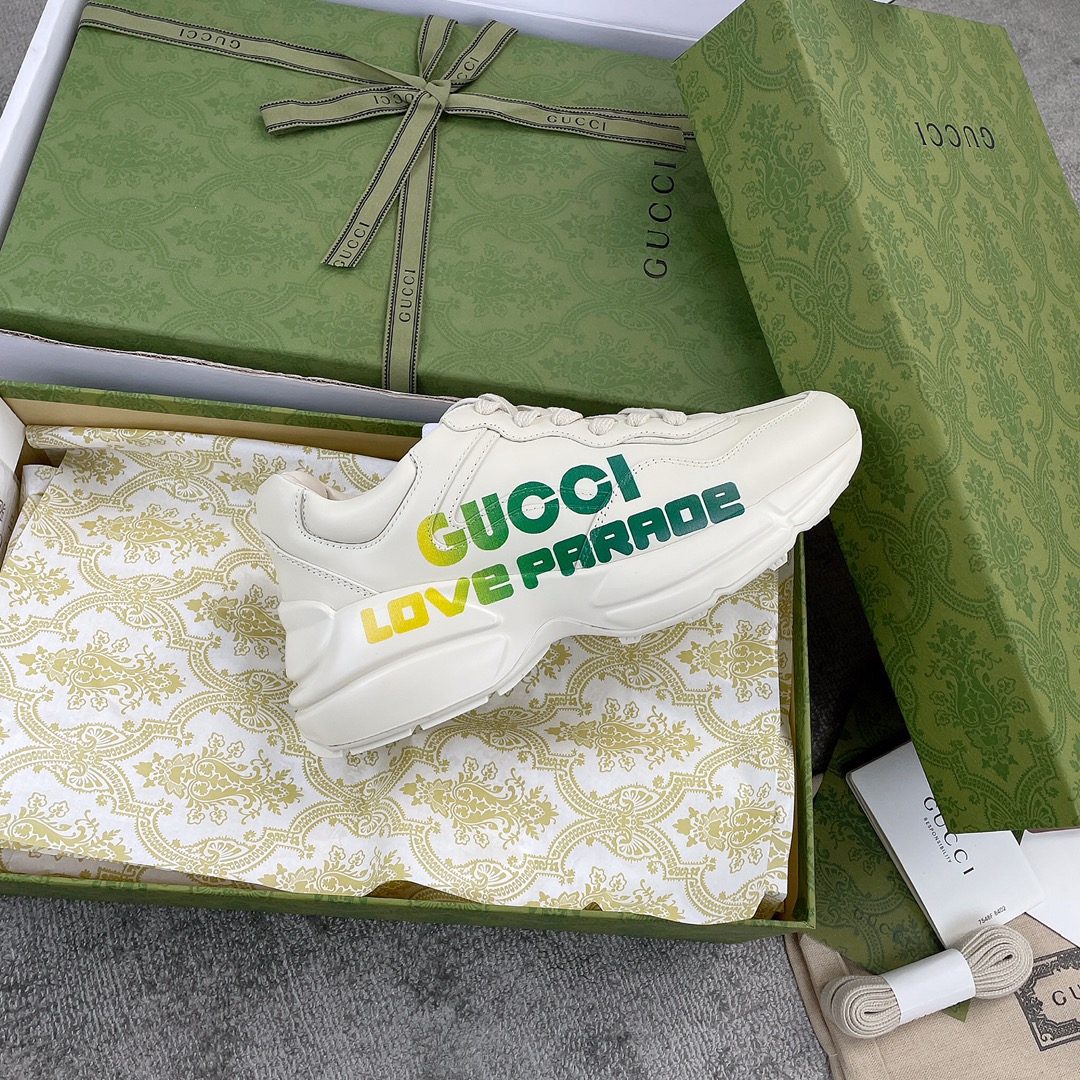 Gucci Pops This collection has a lot of flora and fauna elements Original material