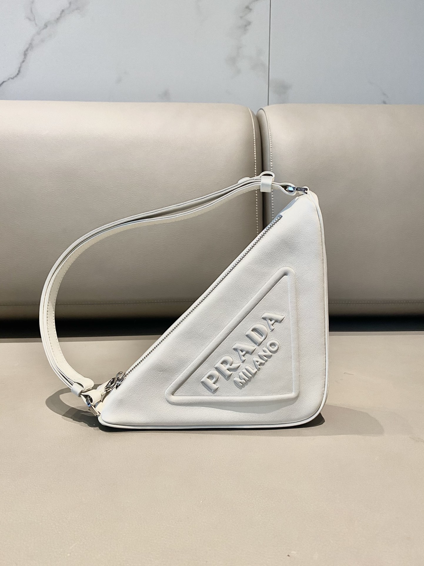 𝐏𝐑𝐀𝐃𝐀 Triangular bag 1NQ043