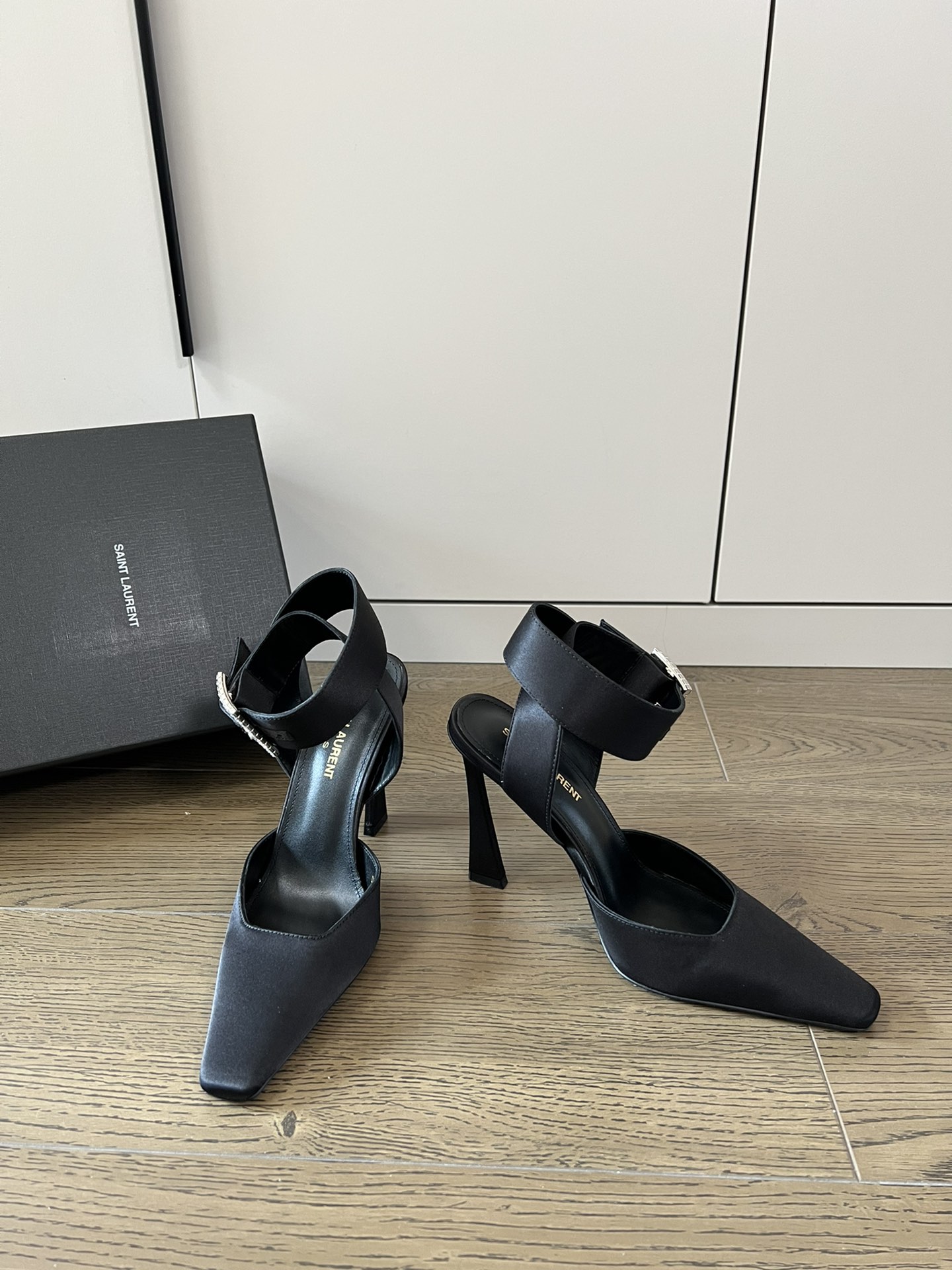 𝙎𝙖𝙞𝙣𝙩 𝙇𝙖𝙪𝙧𝙚𝙣𝙩 | 𝟐𝟎𝟐𝟐/𝐒𝐒 𝐧𝐞𝐰 YSL｜Saint Laurent silk diamond buckle high heels Imported silk