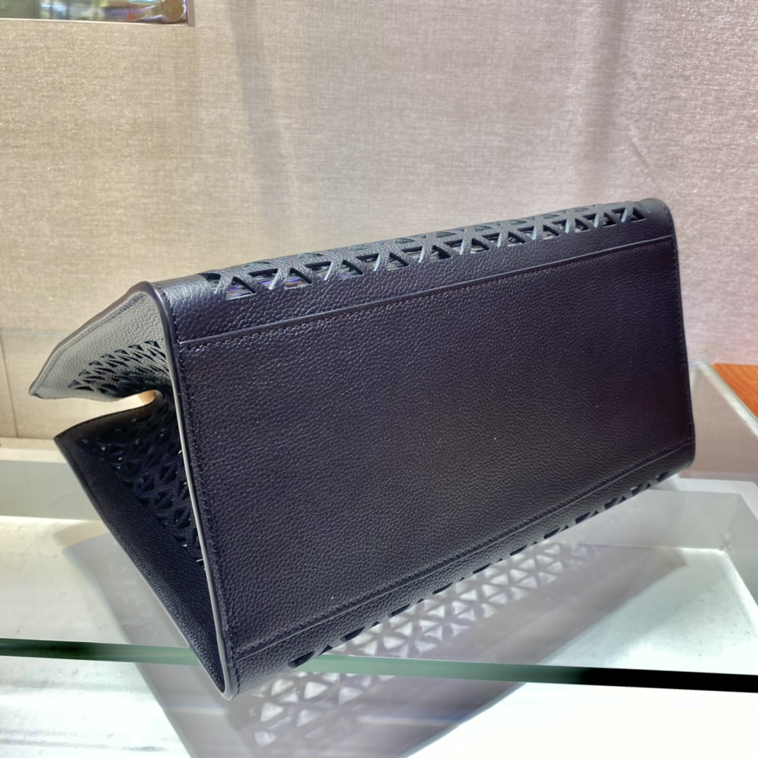 𝐏𝐑𝐀𝐃𝐀 Skeleton tote bag 1BG405