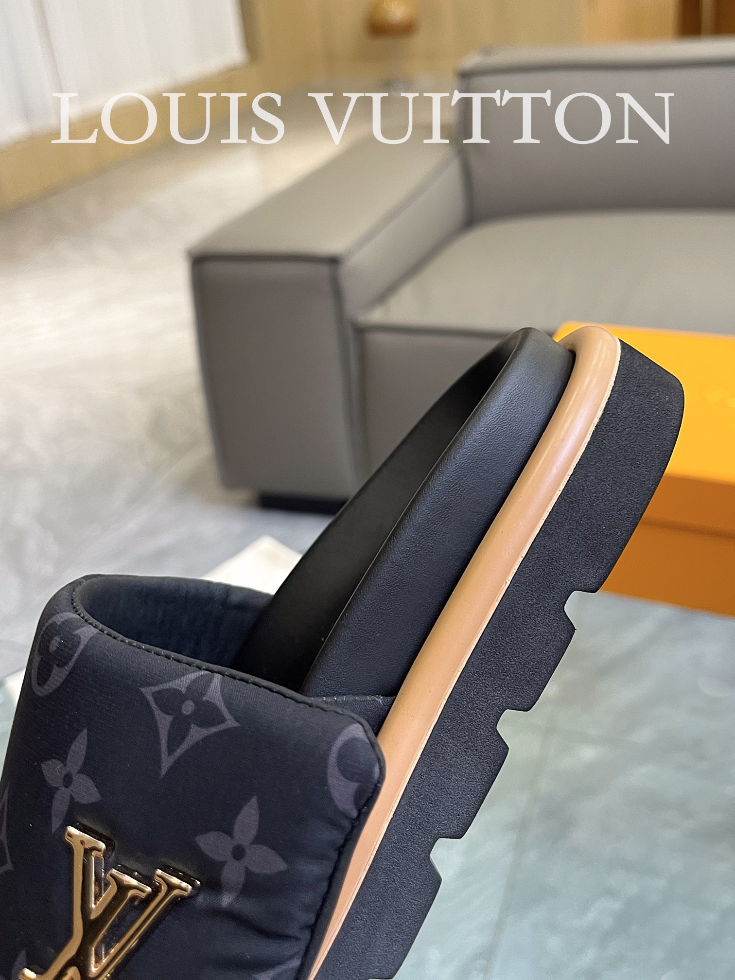 Louis Vuitton 2023 couple models embossed print