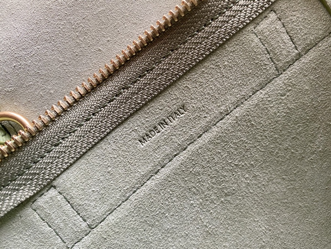 𝐂𝐞𝐥𝐢𝐧𝐞 𝐛𝐞𝐥𝐭 𝐩𝐢𝐜𝐨 𝟏𝟔𝐜𝐦 Grained Calfskin Bag