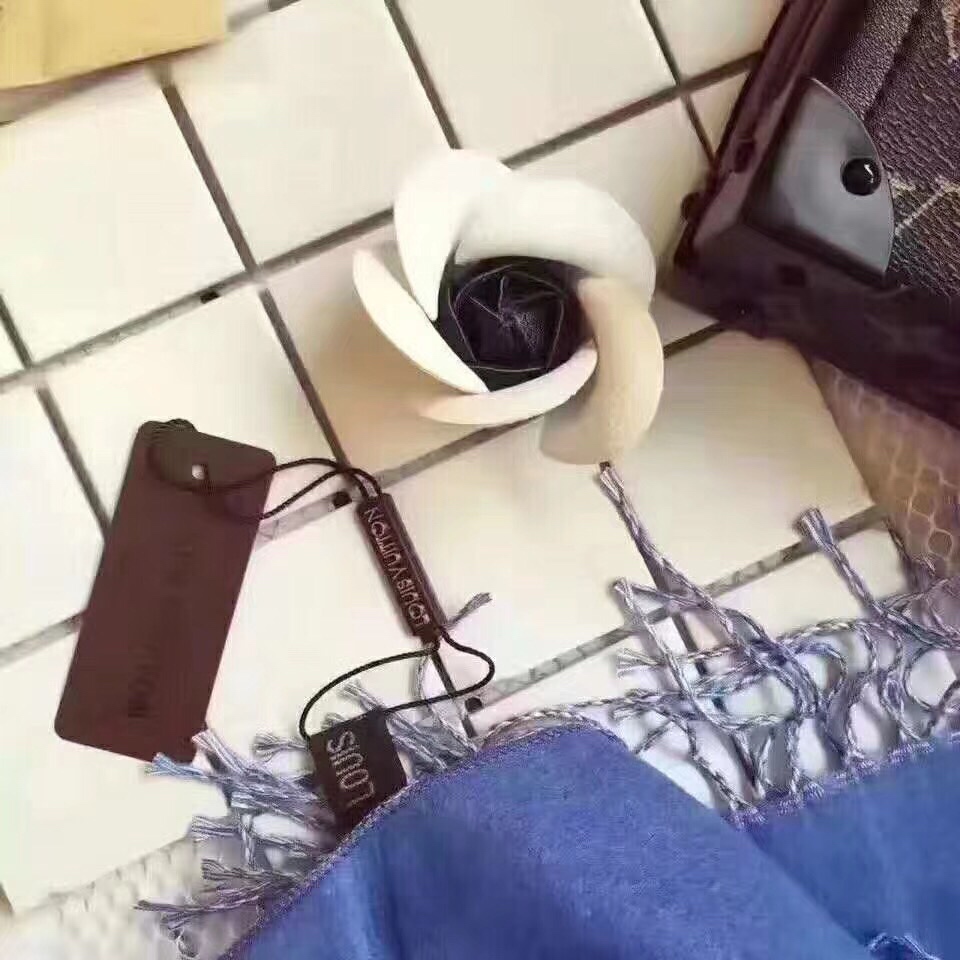 𝐋𝐨𝐮𝐢𝐬 𝐯𝐮𝐢𝐭𝐭𝐨𝐧 cashmere scarf shawl