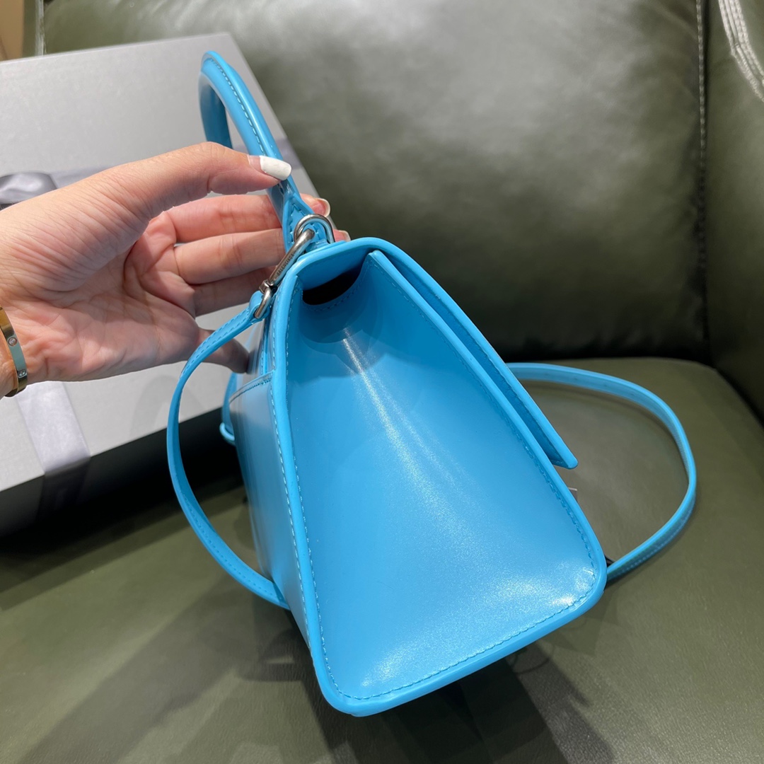 BALENCIAGA 𝐇𝐨𝐮𝐫𝐠𝐥𝐚𝐬𝐬 𝐒 The hourglass bag of the fashion world
