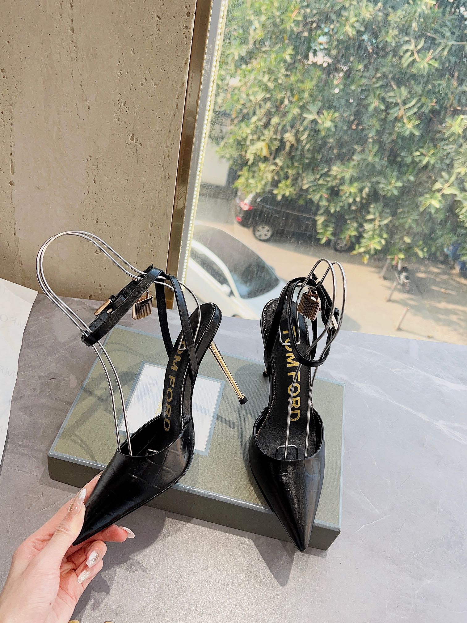 𝐓𝐎𝐌𝐅𝐎𝐑𝐃｜𝟐𝟎𝟐𝟑𝐒𝐒/𝐧𝐞𝐰  Dolce & Ga women's jeweled buckle jacquard raglan heels