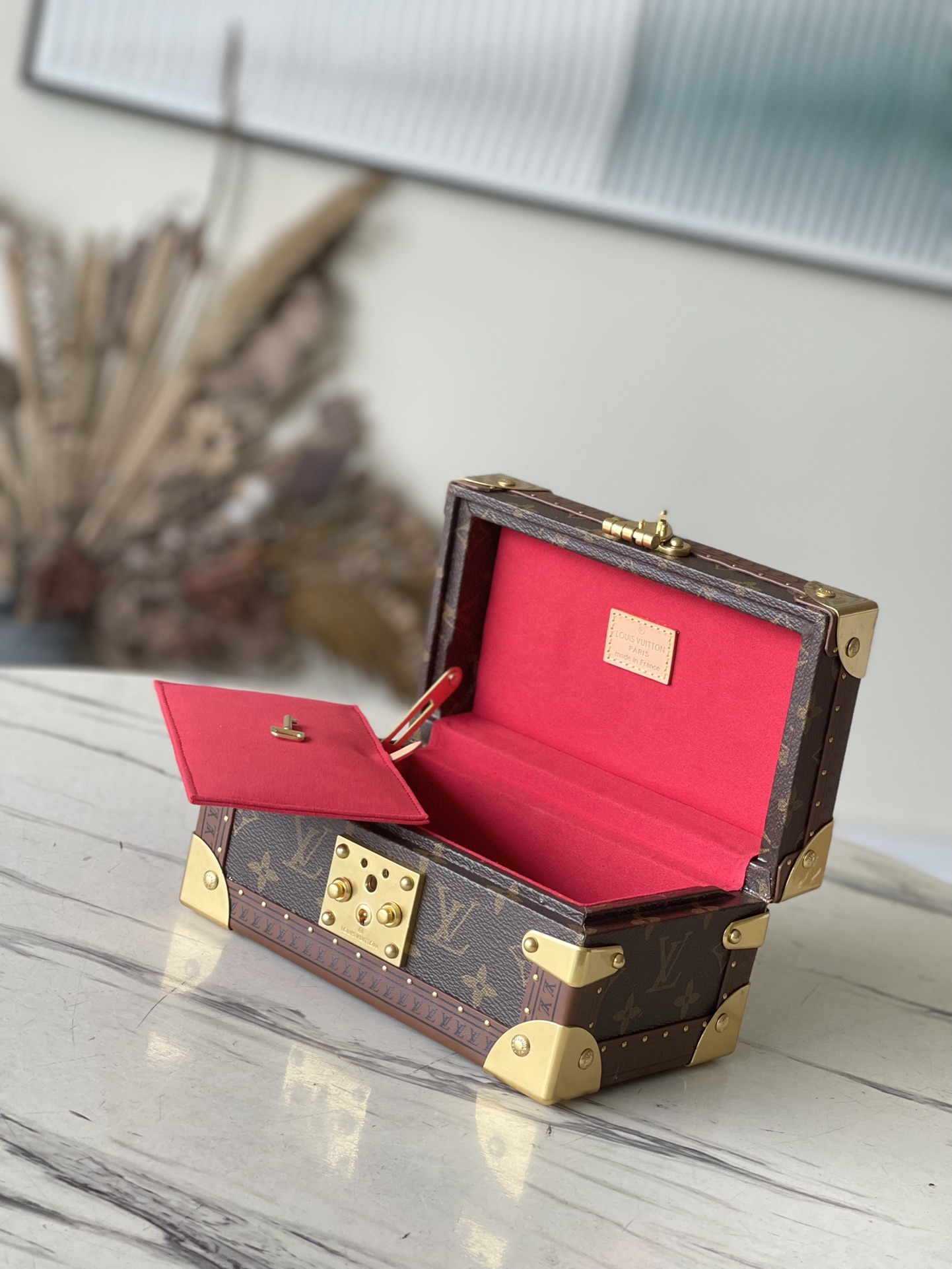 𝐋𝐎𝐔𝐈𝐒 𝐕𝐔𝐈𝐓𝐓𝐎𝐍  M20037 Red This jewelry box is decorated with a simple and elegant Monogram canvas bag