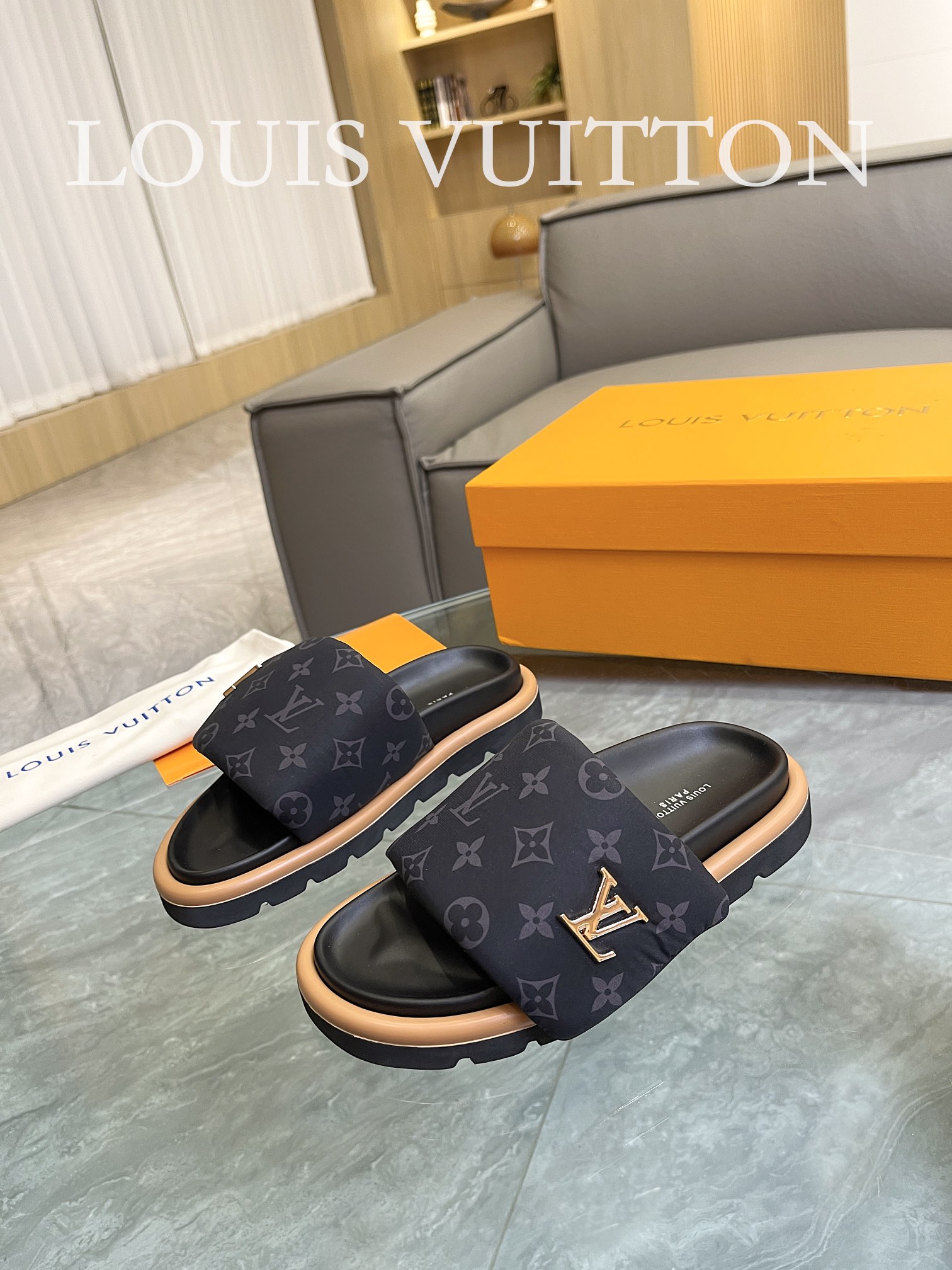 Louis Vuitton 2023 couple models embossed print