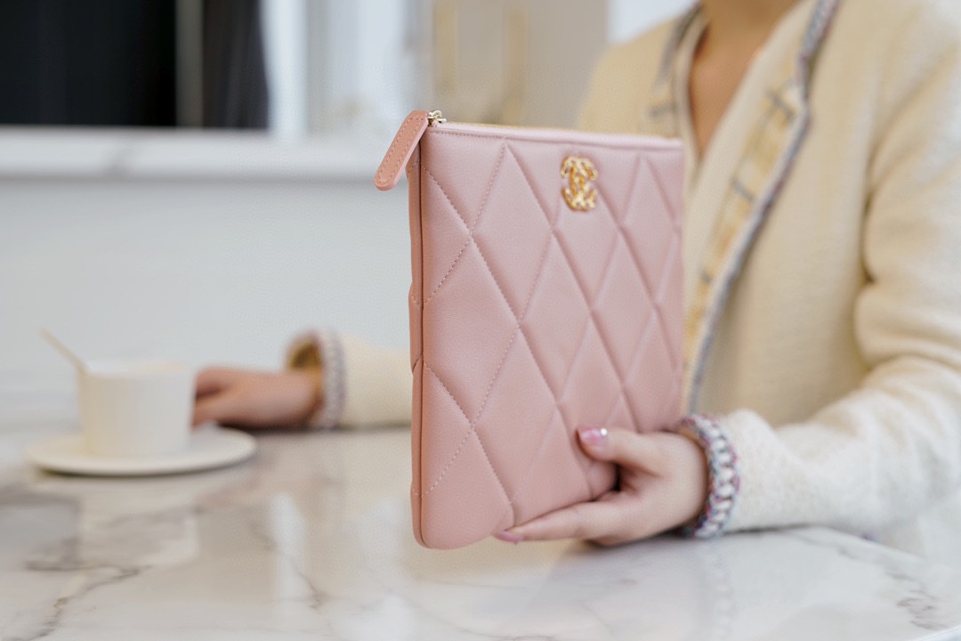 𝗖𝗛𝗔𝗘𝗡𝗟✦ Classic 19 Series Imported Channel Special Lambskin🐑 Carry-on Clutch Peach Pink